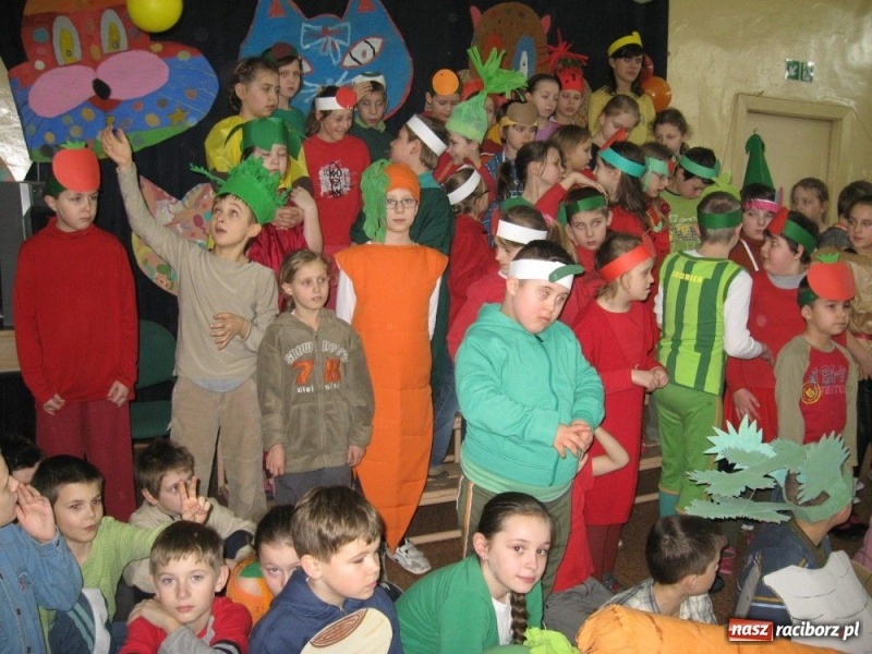 Zdjęcie w galerii na portalu naszraciborz.pl: Owoce i warzywa balowały w SP 4 wiadomości z regionu