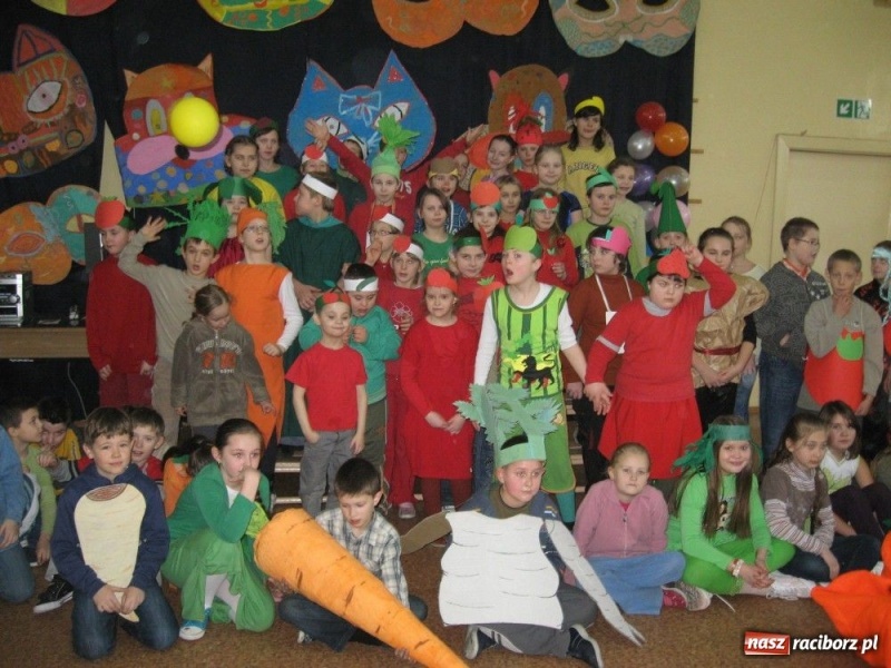 Zdjęcie w galerii na portalu naszraciborz.pl: Owoce i warzywa balowały w SP 4 wiadomości z regionu