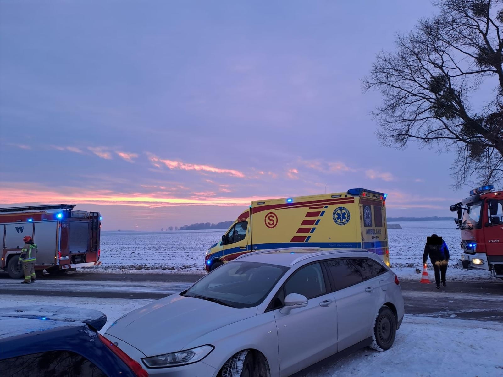 Zdjęcie w galerii na portalu naszraciborz.pl: Dachowanie skody na trasie Tworków-Hać wiadomości z regionu