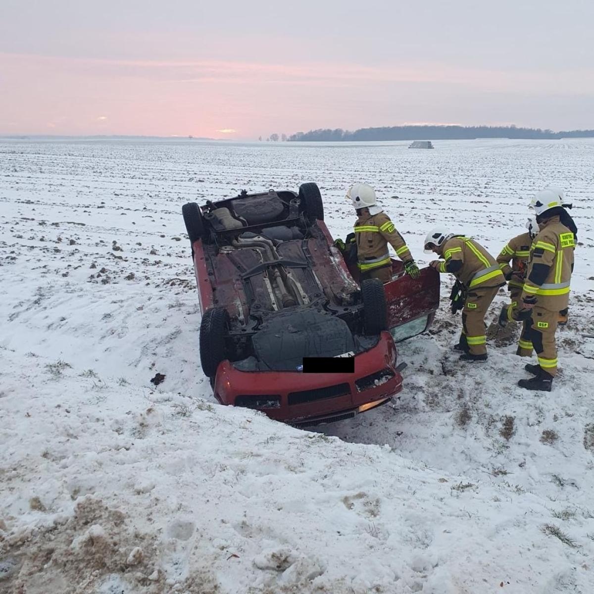 Zdjęcie w galerii na portalu naszraciborz.pl: Dachowanie skody na trasie Tworków-Hać wiadomości z regionu