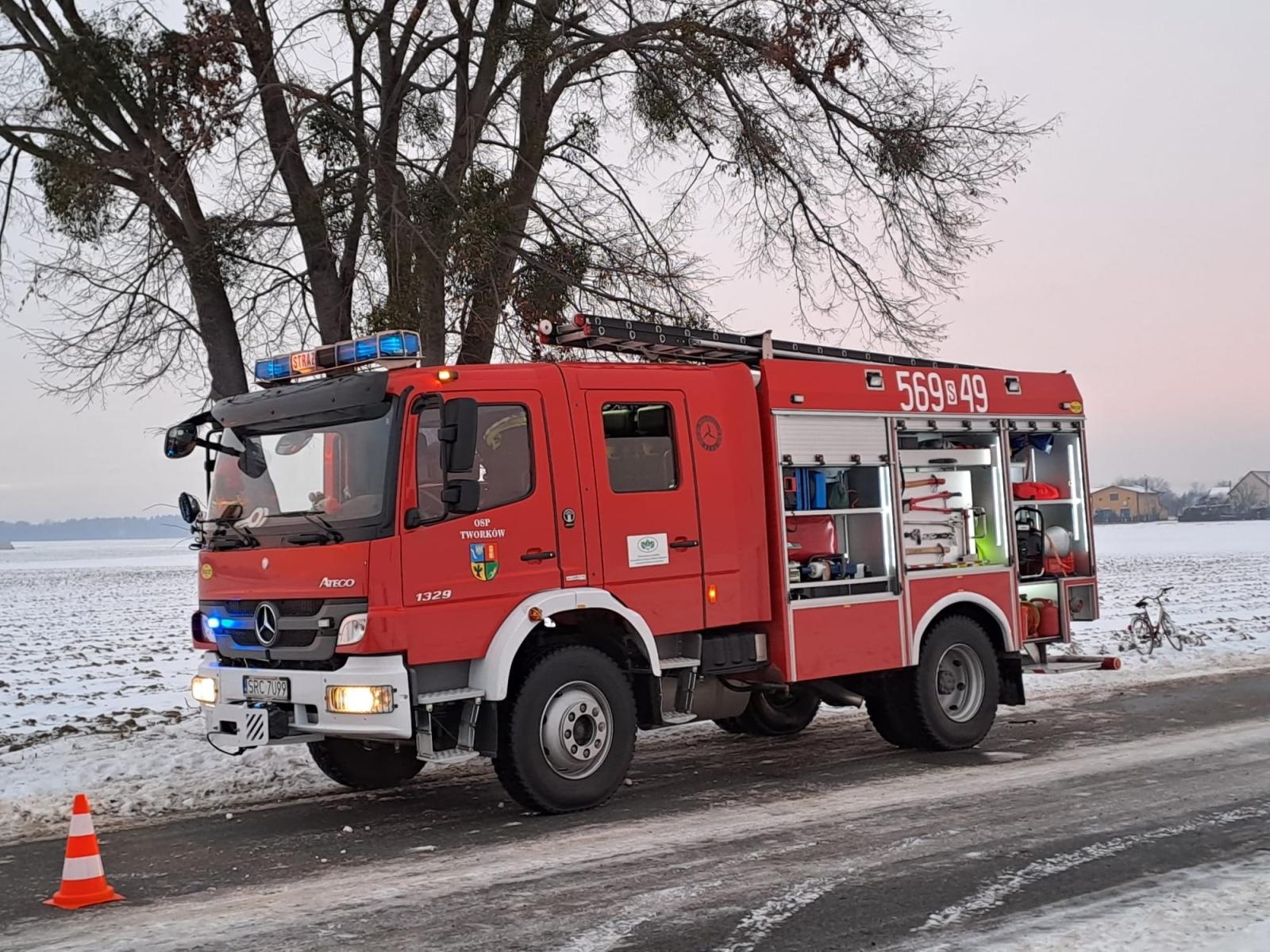 Zdjęcie w galerii na portalu naszraciborz.pl: Dachowanie skody na trasie Tworków-Hać wiadomości z regionu