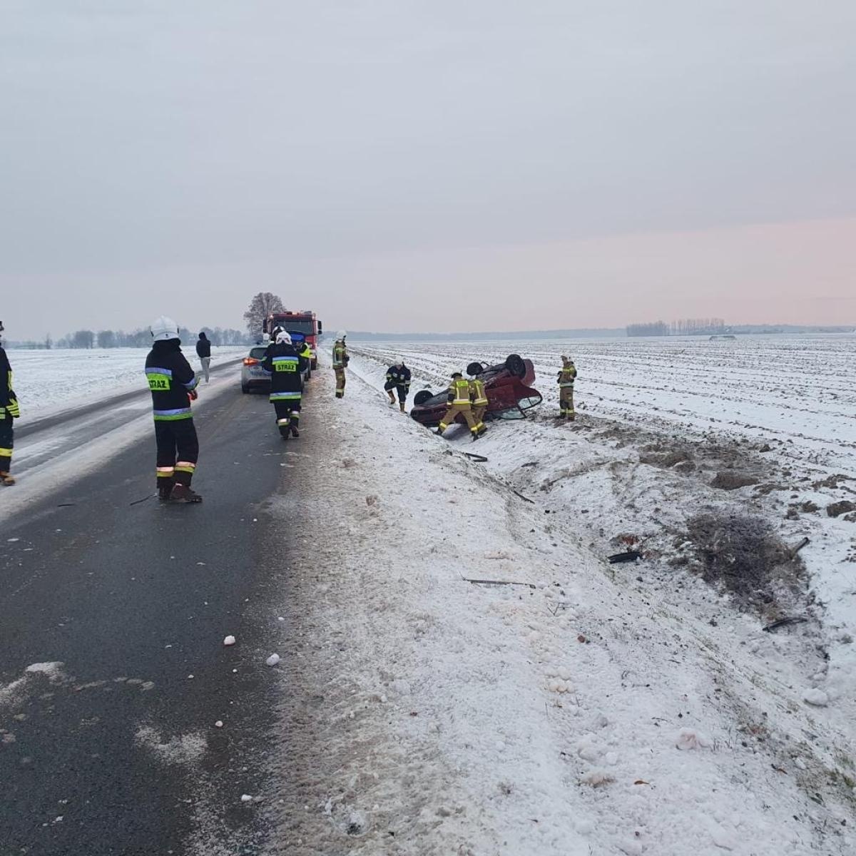 Zdjęcie w galerii na portalu naszraciborz.pl: Dachowanie skody na trasie Tworków-Hać wiadomości z regionu
