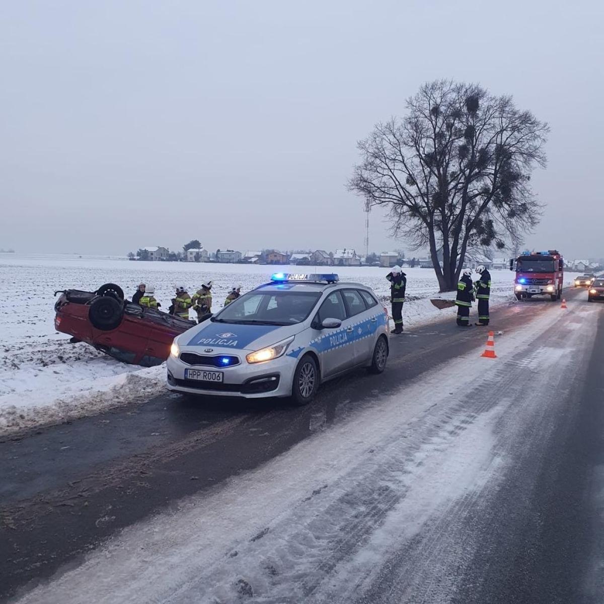 Zdjęcie w galerii na portalu naszraciborz.pl: Dachowanie skody na trasie Tworków-Hać wiadomości z regionu