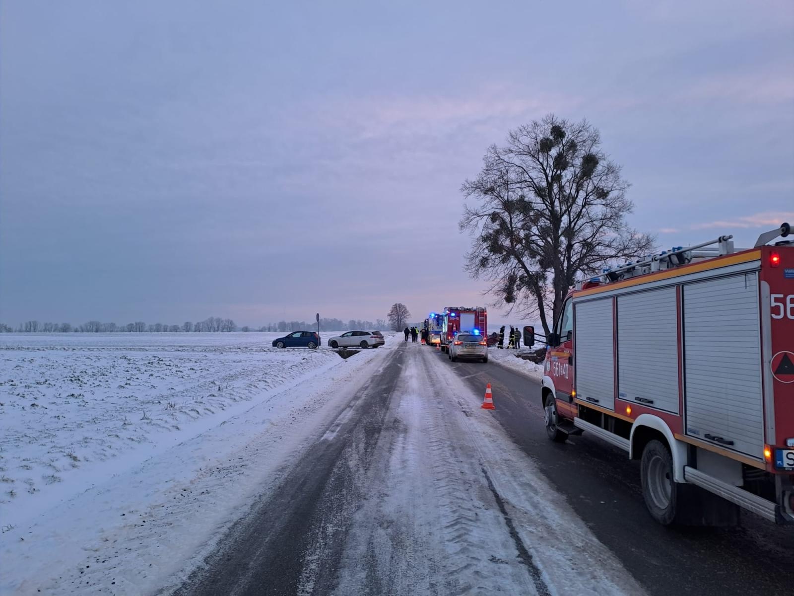Zdjęcie w galerii na portalu naszraciborz.pl: Dachowanie skody na trasie Tworków-Hać wiadomości z regionu