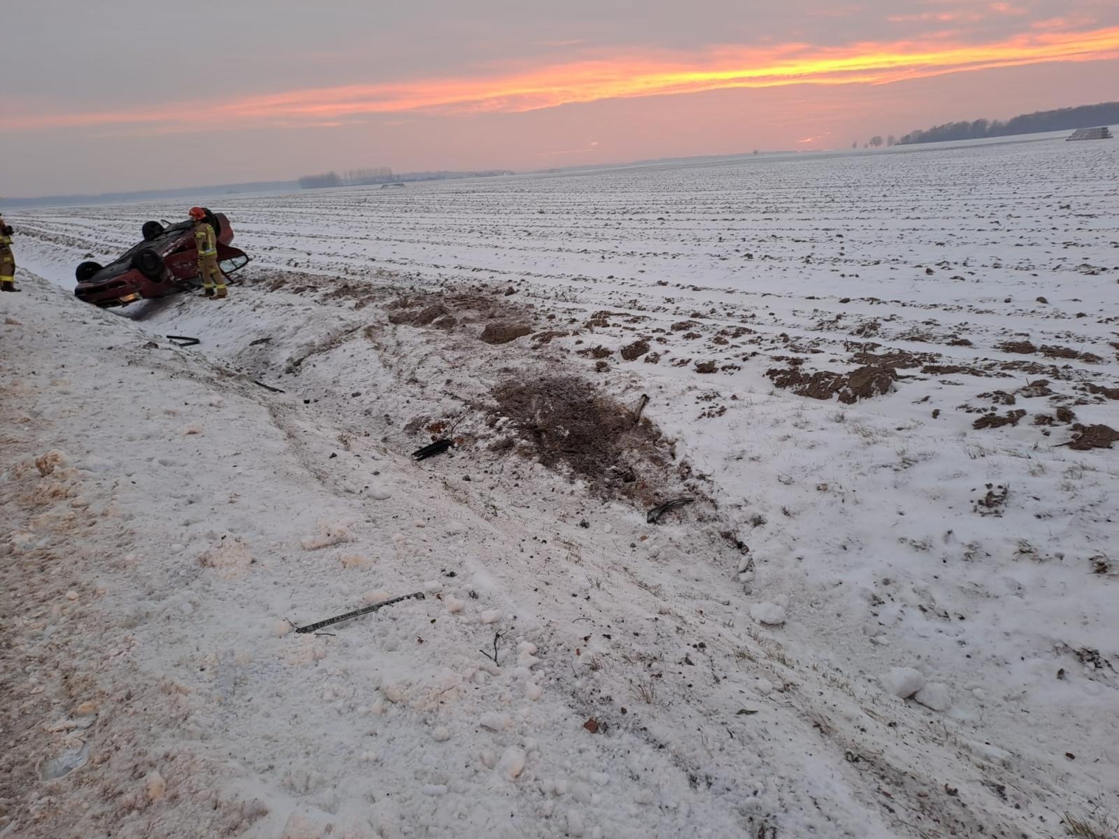 Zdjęcie w galerii na portalu naszraciborz.pl: Dachowanie skody na trasie Tworków-Hać wiadomości z regionu