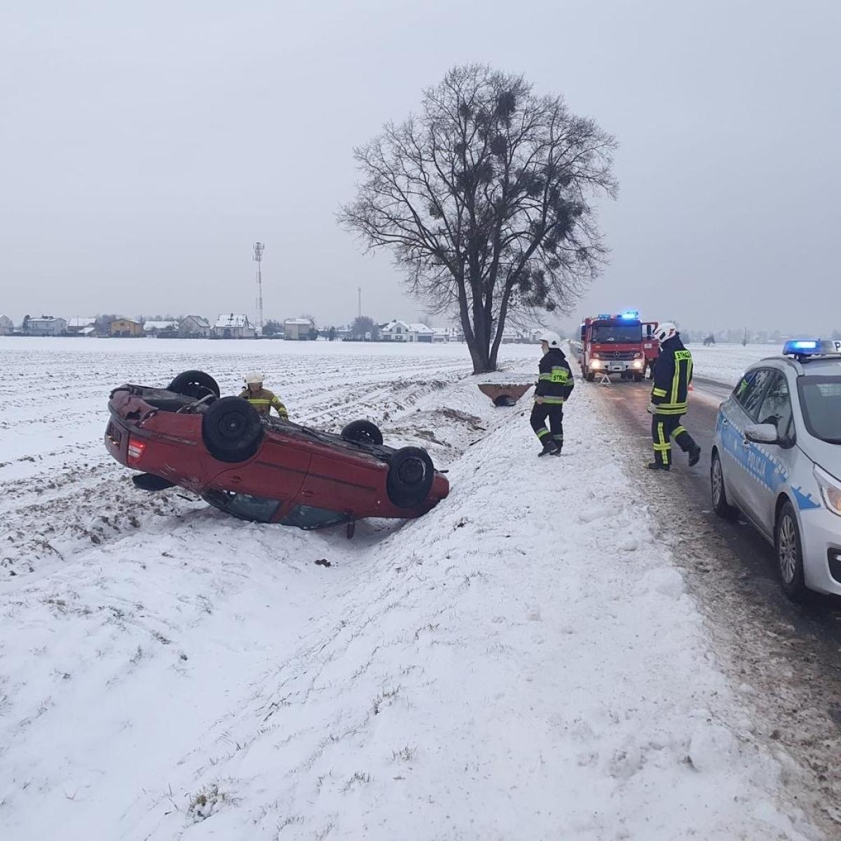 Zdjęcie w galerii na portalu naszraciborz.pl: Dachowanie skody na trasie Tworków-Hać wiadomości z regionu