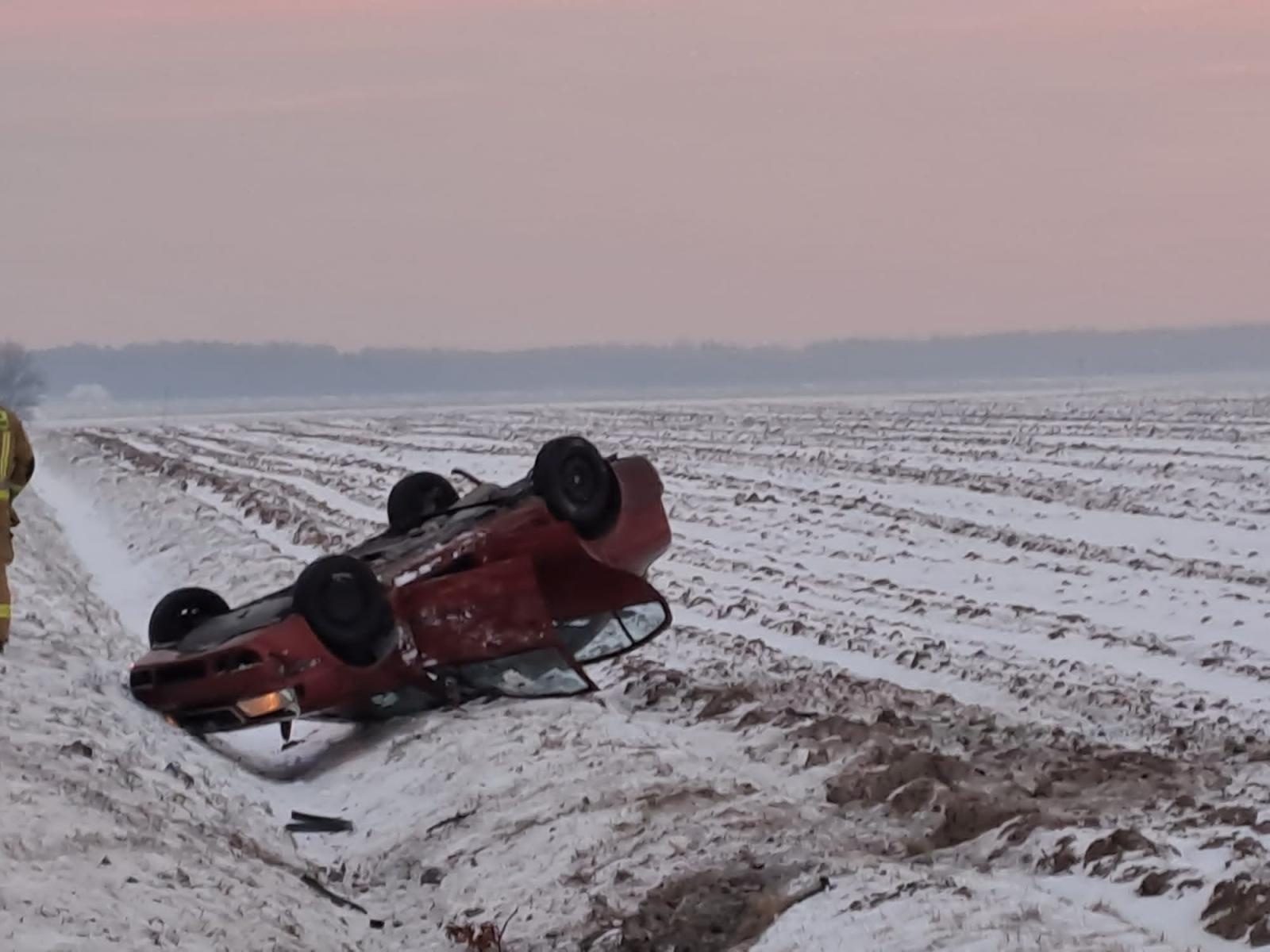 Zdjęcie w galerii na portalu naszraciborz.pl: Dachowanie skody na trasie Tworków-Hać wiadomości z regionu