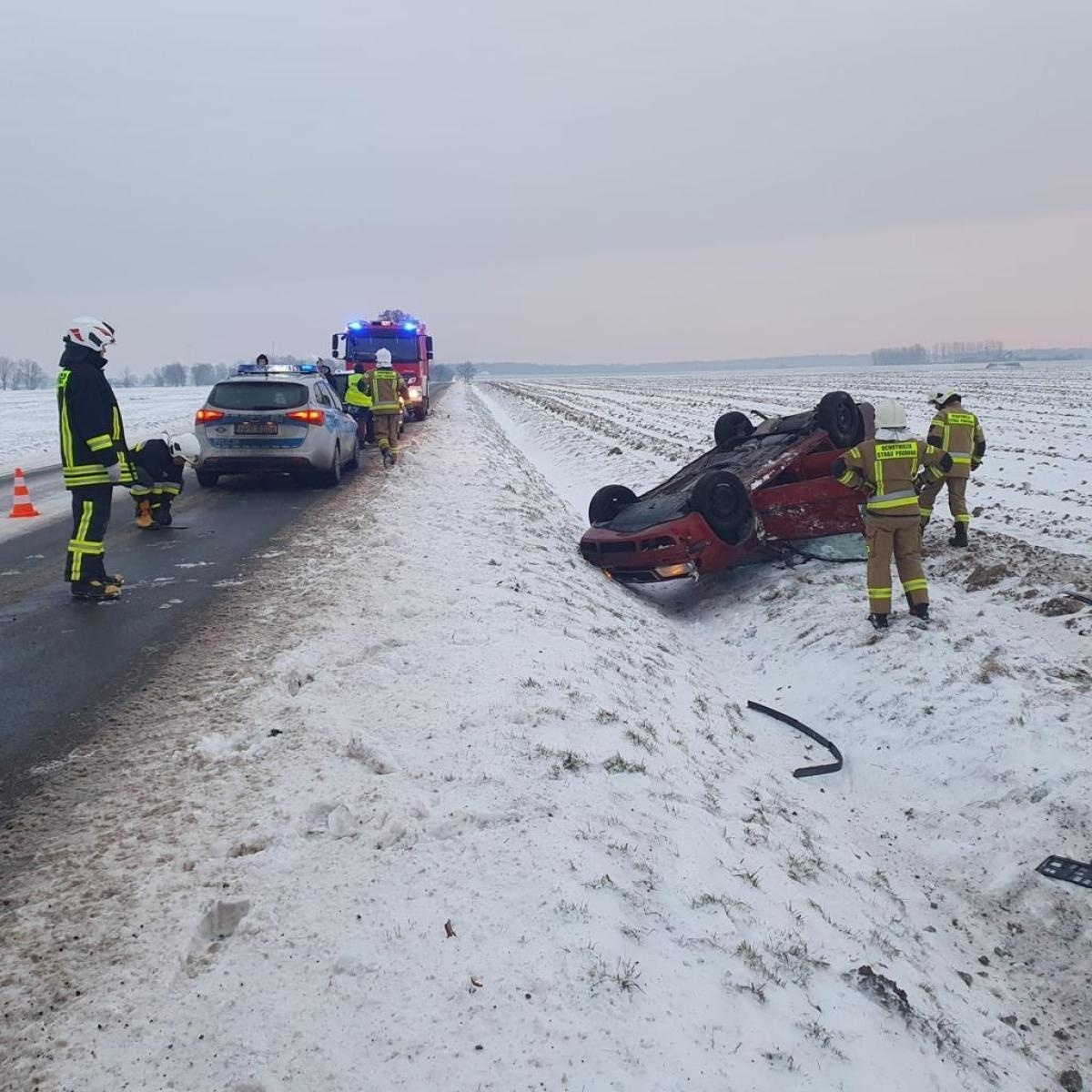 Zdjęcie w galerii na portalu naszraciborz.pl: Dachowanie skody na trasie Tworków-Hać wiadomości z regionu