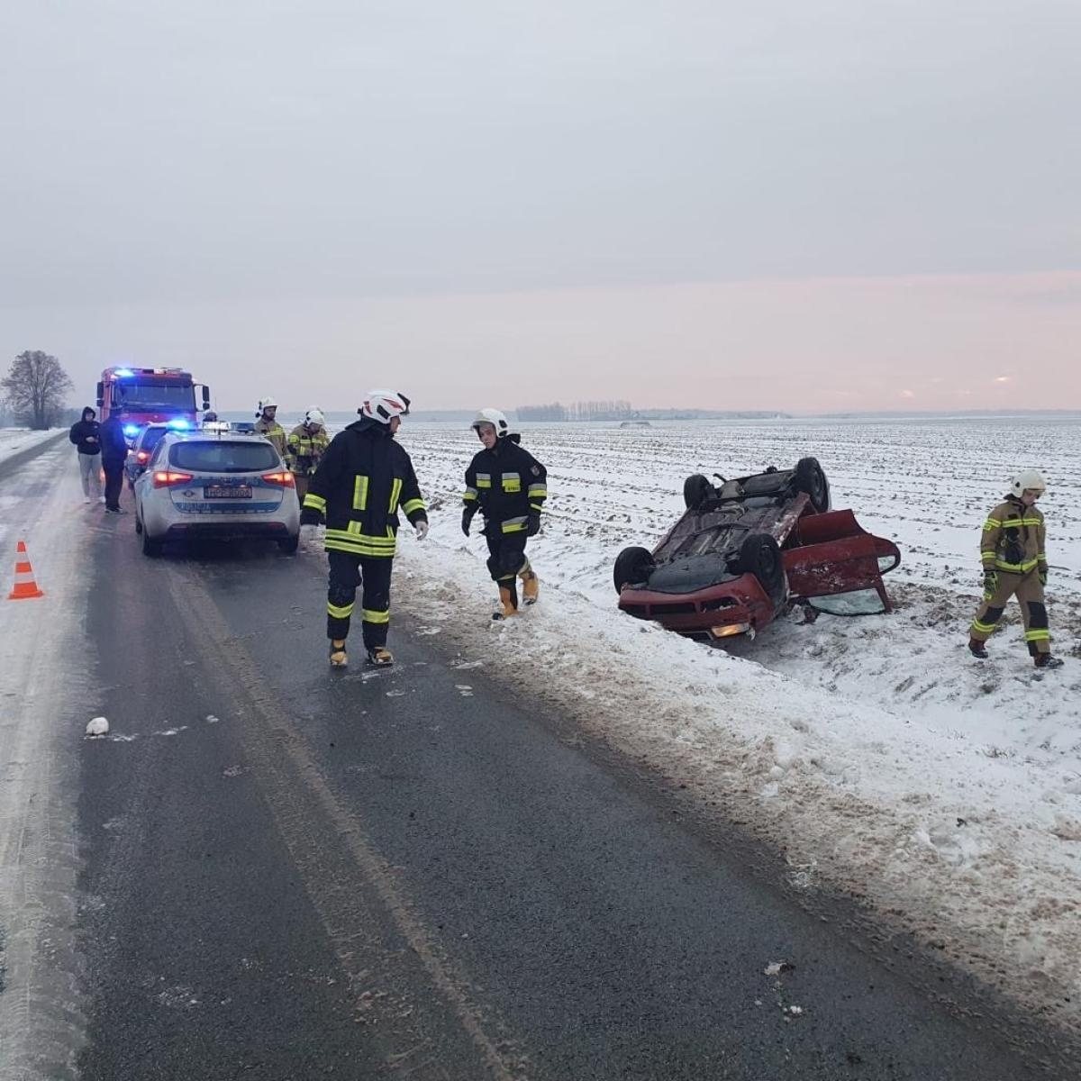 Zdjęcie w galerii na portalu naszraciborz.pl: Dachowanie skody na trasie Tworków-Hać wiadomości z regionu