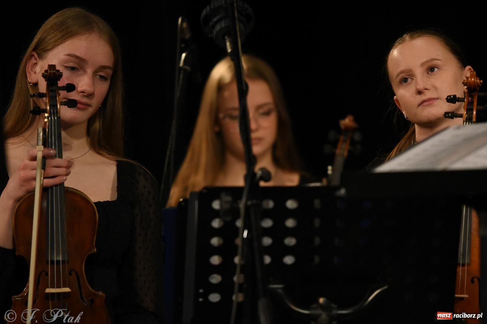 Zdjęcie w galerii na portalu naszraciborz.pl: Orkiestra Kameralna RCK i Perspektywa na debiucie Koncertów zimowych wiadomości z regionu