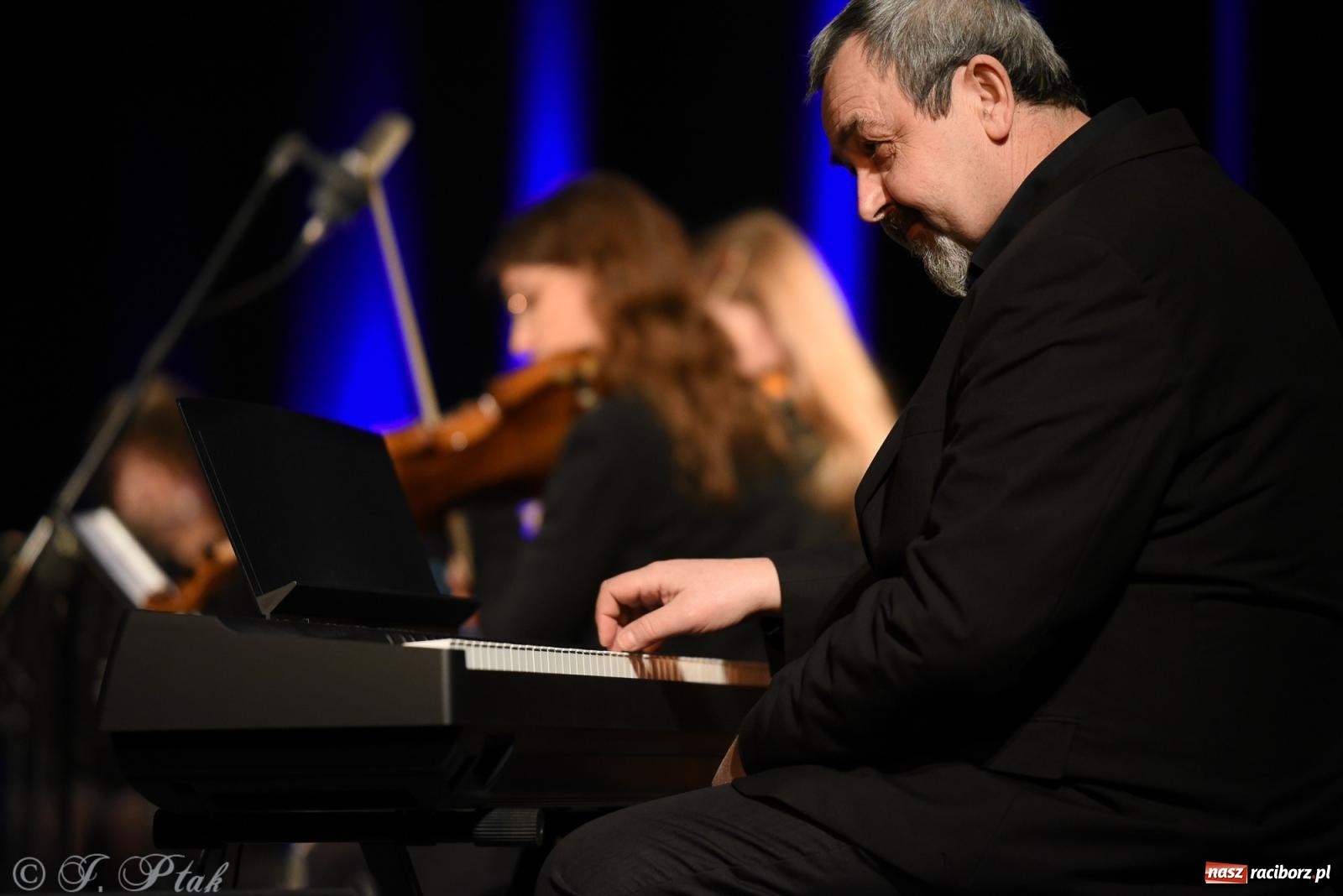 Zdjęcie w galerii na portalu naszraciborz.pl: Orkiestra Kameralna RCK i Perspektywa na debiucie Koncertów zimowych wiadomości z regionu