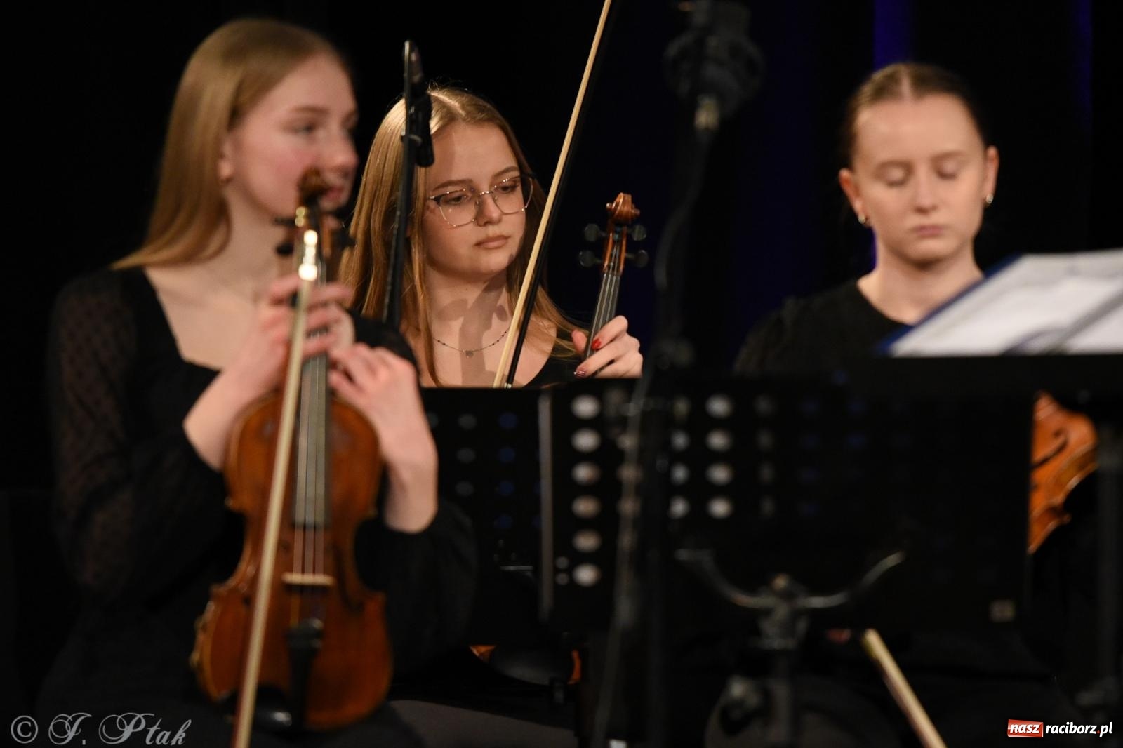 Zdjęcie w galerii na portalu naszraciborz.pl: Orkiestra Kameralna RCK i Perspektywa na debiucie Koncertów zimowych wiadomości z regionu