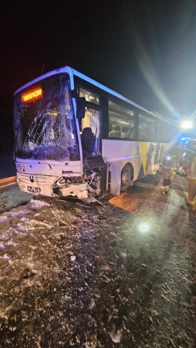 Zdjęcie w galerii na portalu naszraciborz.pl: Zderzenie autobusu PKS i osobówki w Jankowicach. Pięć osób rannych wiadomości z regionu