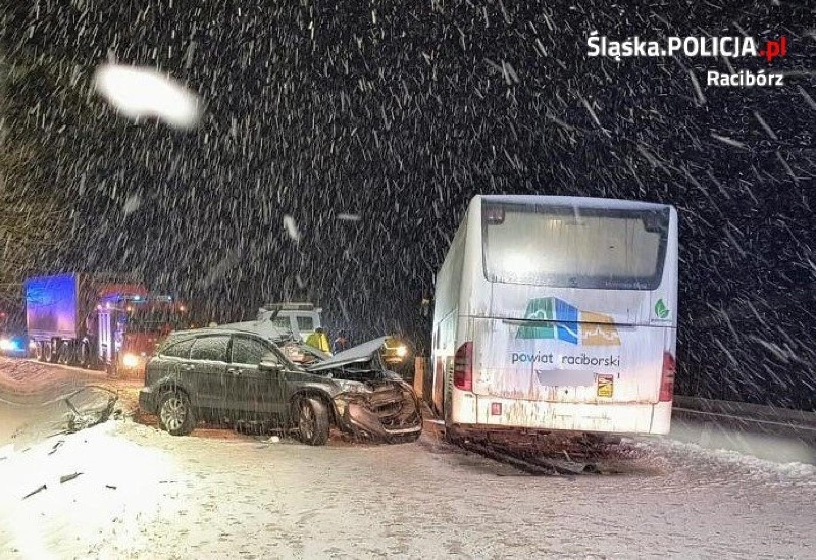 Zdjęcie w galerii na portalu naszraciborz.pl: Zderzenie autobusu PKS i osobówki w Jankowicach. Pięć osób rannych wiadomości z regionu