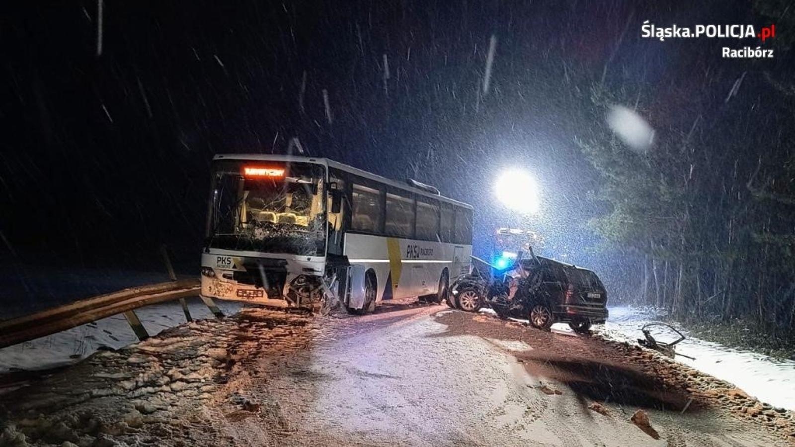 Zdjęcie w galerii na portalu naszraciborz.pl: Zderzenie autobusu PKS i osobówki w Jankowicach. Pięć osób rannych wiadomości z regionu