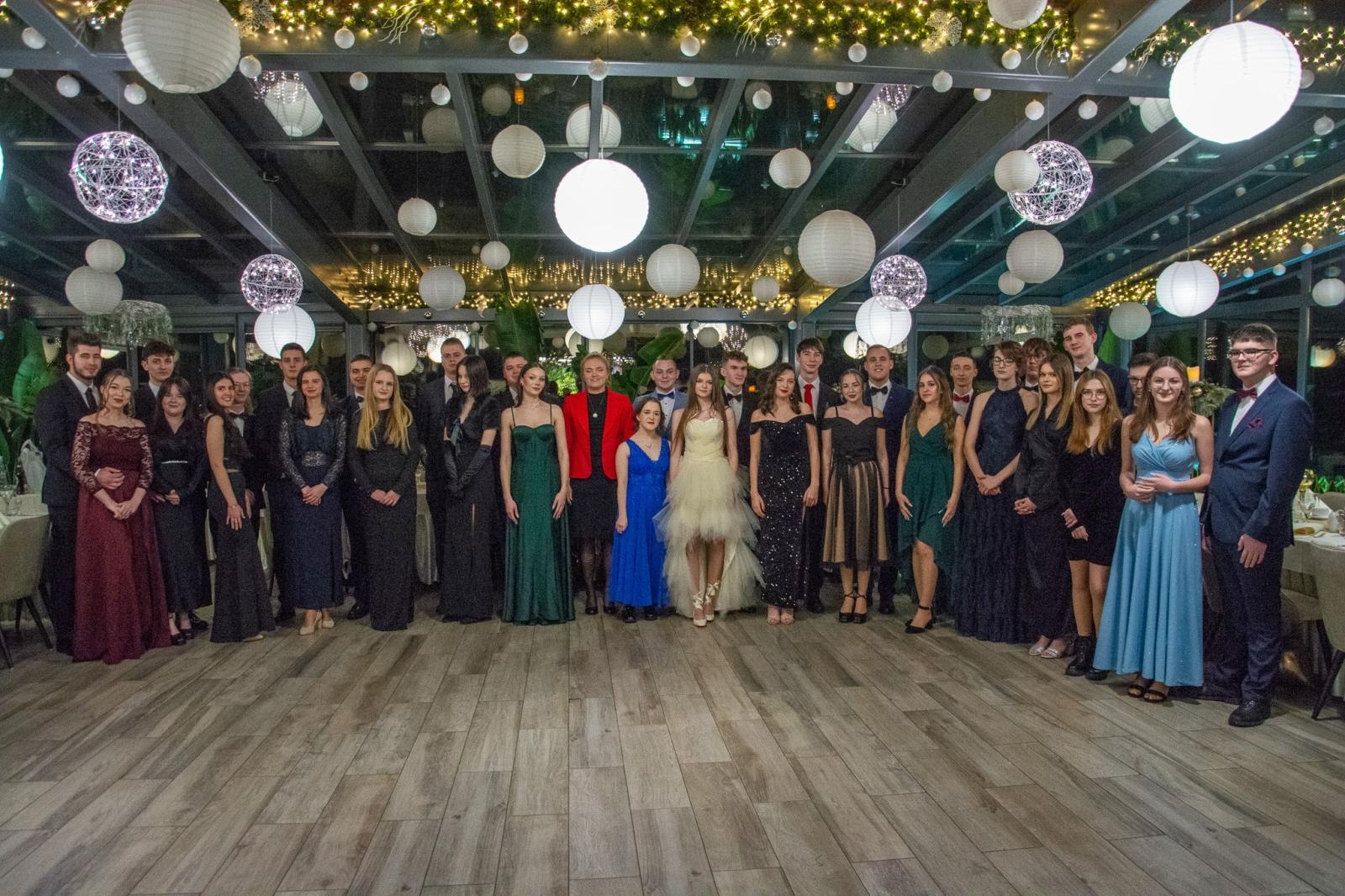 Zdjęcie w galerii na portalu naszraciborz.pl: Studniówka Diecezjalnego LO w Raciborzu [FOTO i WIDEO] wiadomości z regionu