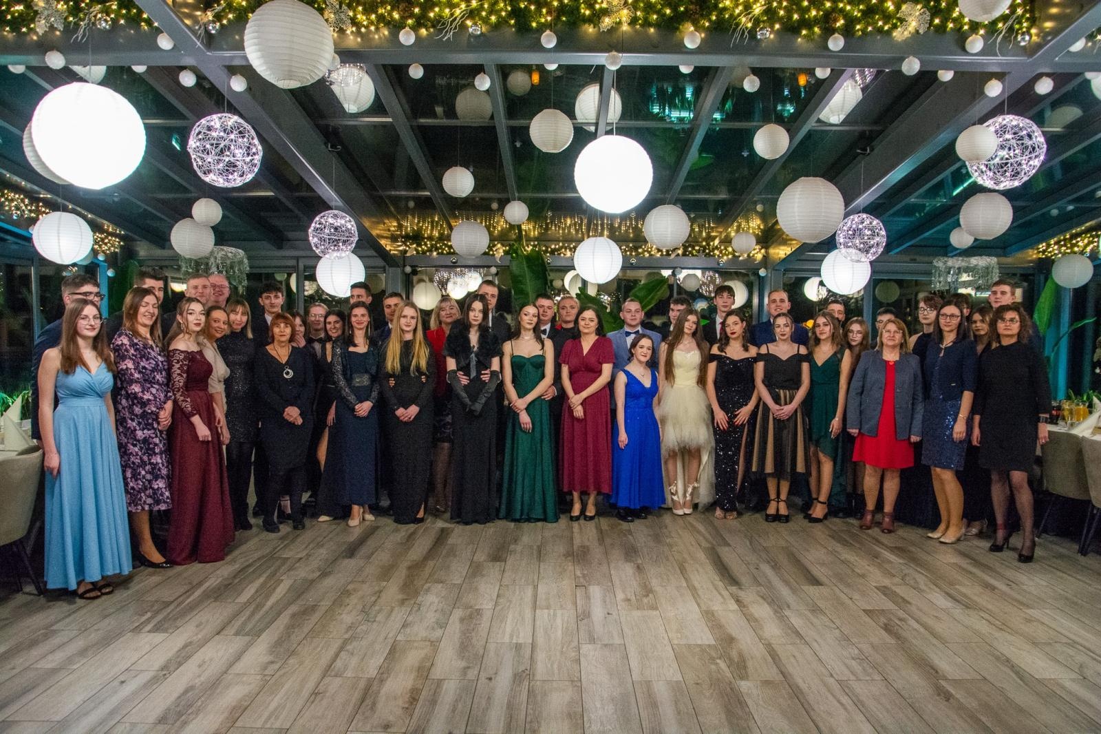 Zdjęcie w galerii na portalu naszraciborz.pl: Studniówka Diecezjalnego LO w Raciborzu [FOTO i WIDEO] wiadomości z regionu