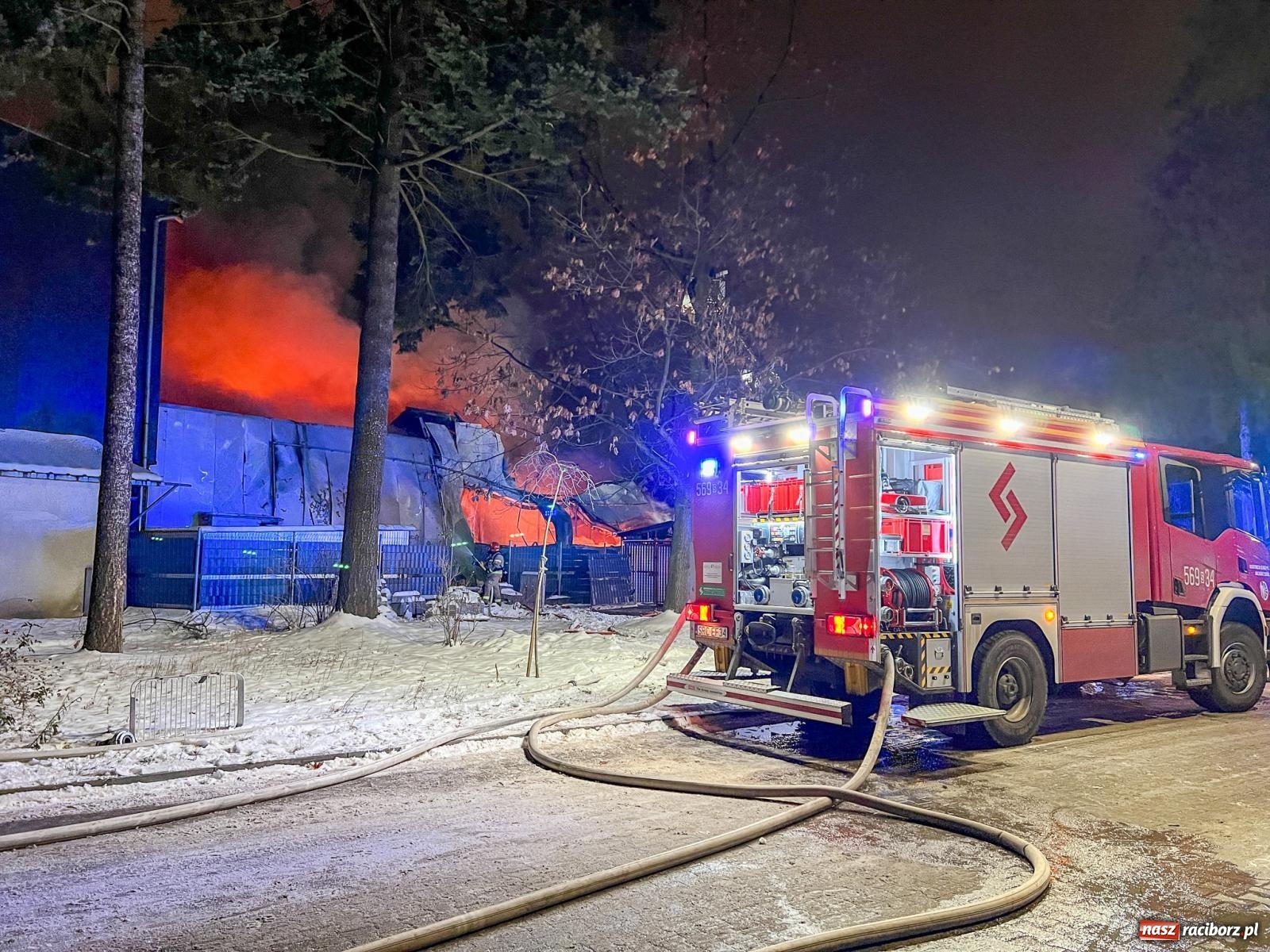 Zdjęcie w galerii na portalu naszraciborz.pl: W nocy spłonęła hala przy Łąkowej. Straty liczone w milionach [FOTO i WIDEO] wiadomości z regionu