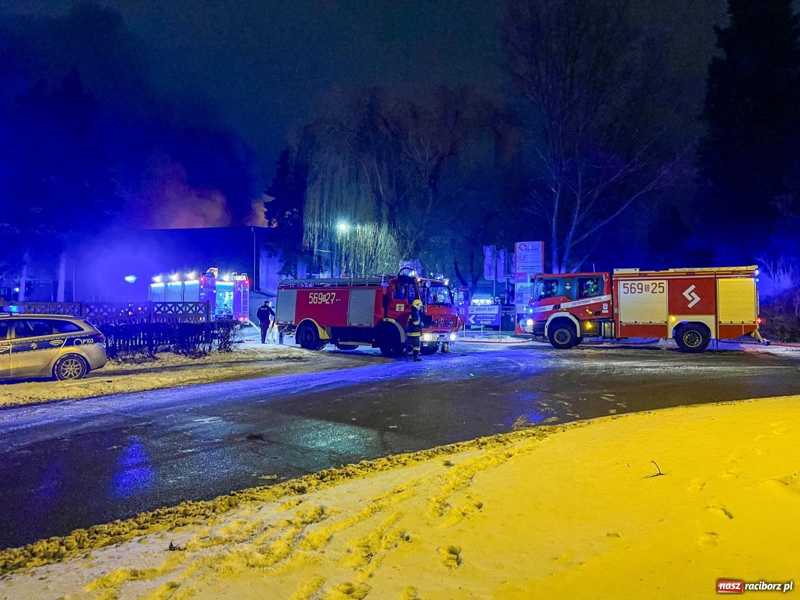 Zdjęcie w galerii na portalu naszraciborz.pl: W nocy spłonęła hala przy Łąkowej. Straty liczone w milionach [FOTO i WIDEO] wiadomości z regionu
