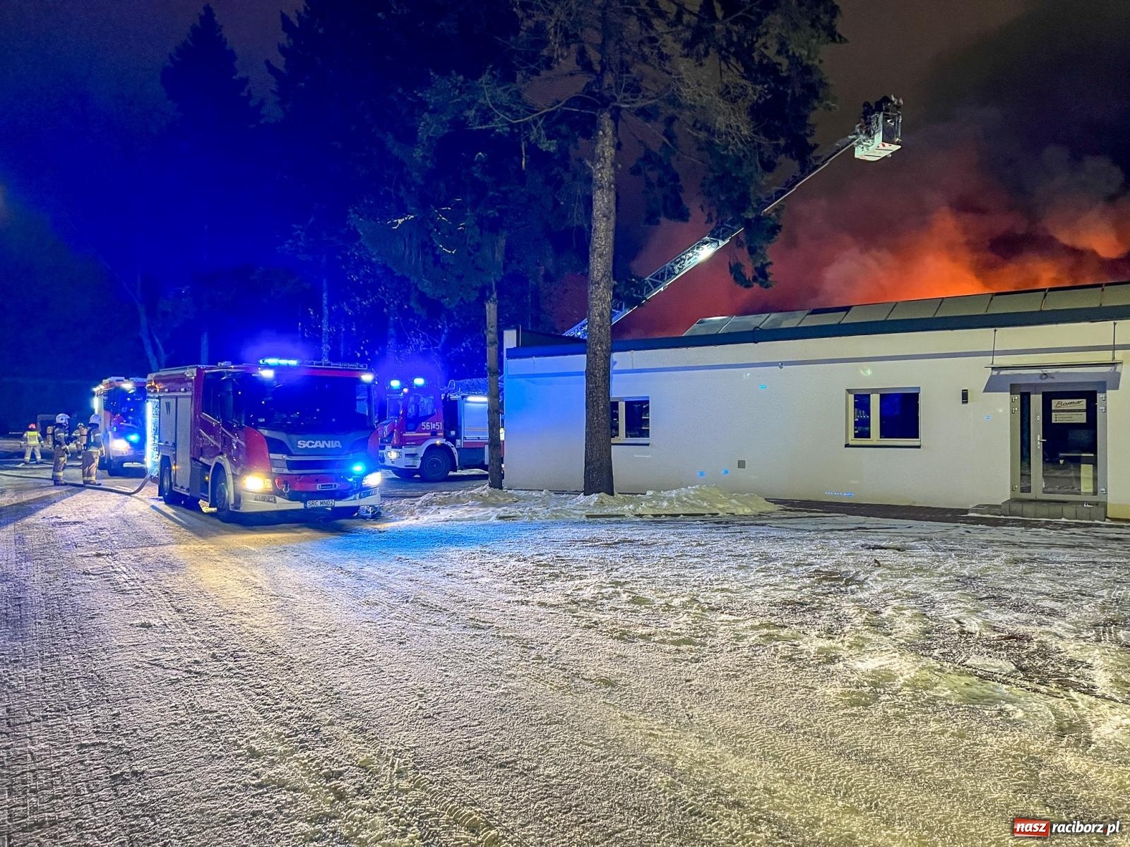 Zdjęcie w galerii na portalu naszraciborz.pl: W nocy spłonęła hala przy Łąkowej. Straty liczone w milionach [FOTO i WIDEO] wiadomości z regionu