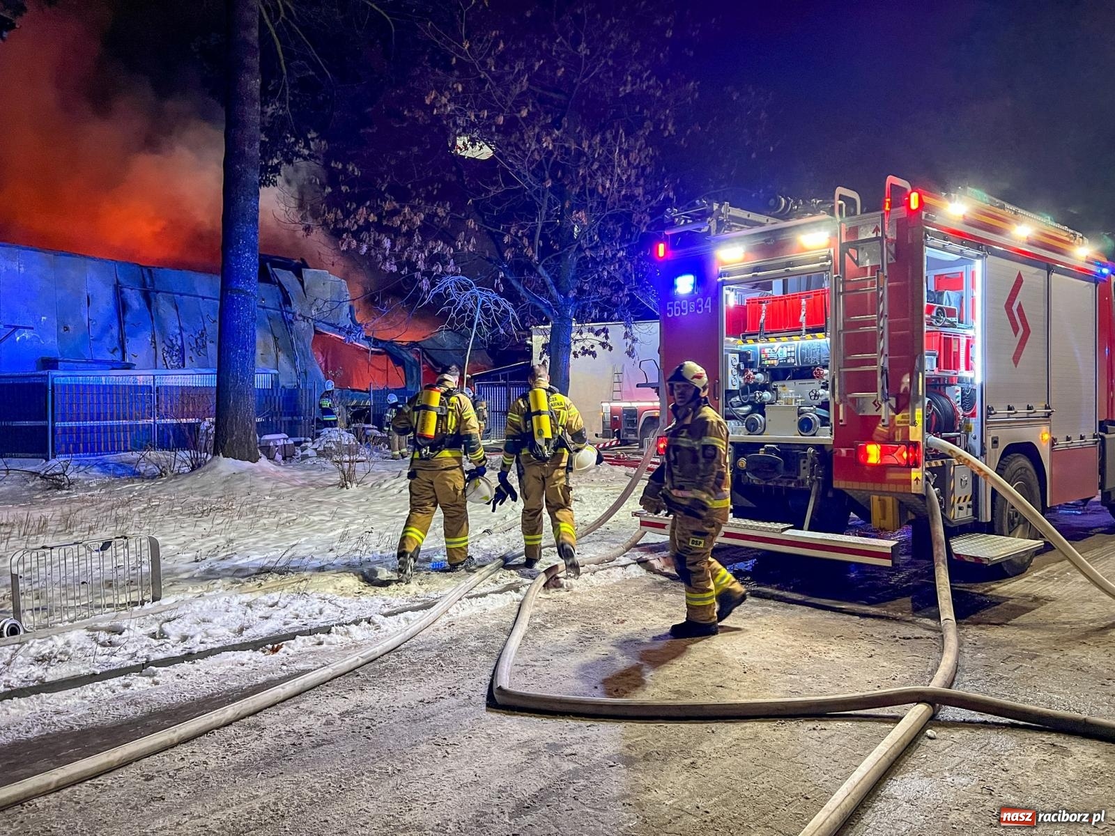 Zdjęcie w galerii na portalu naszraciborz.pl: W nocy spłonęła hala przy Łąkowej. Straty liczone w milionach [FOTO i WIDEO] wiadomości z regionu