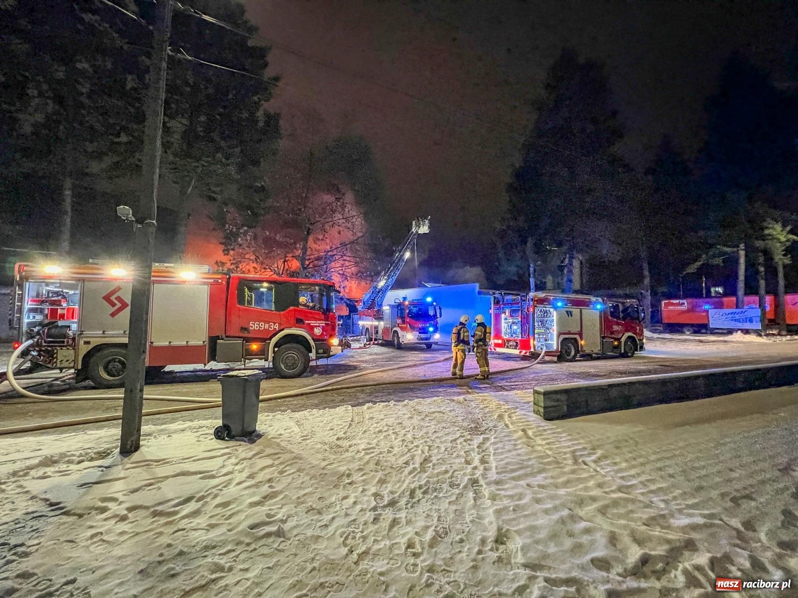 Zdjęcie w galerii na portalu naszraciborz.pl: W nocy spłonęła hala przy Łąkowej. Straty liczone w milionach [FOTO i WIDEO] wiadomości z regionu
