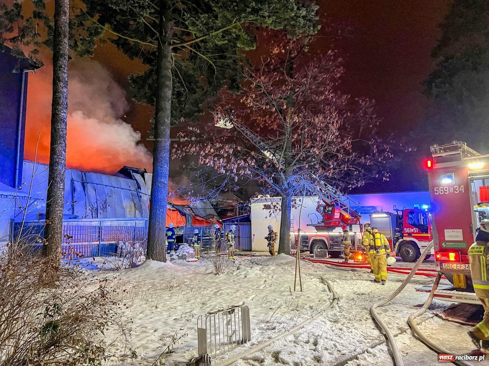 Zdjęcie w galerii na portalu naszraciborz.pl: W nocy spłonęła hala przy Łąkowej. Straty liczone w milionach [FOTO i WIDEO] wiadomości z regionu