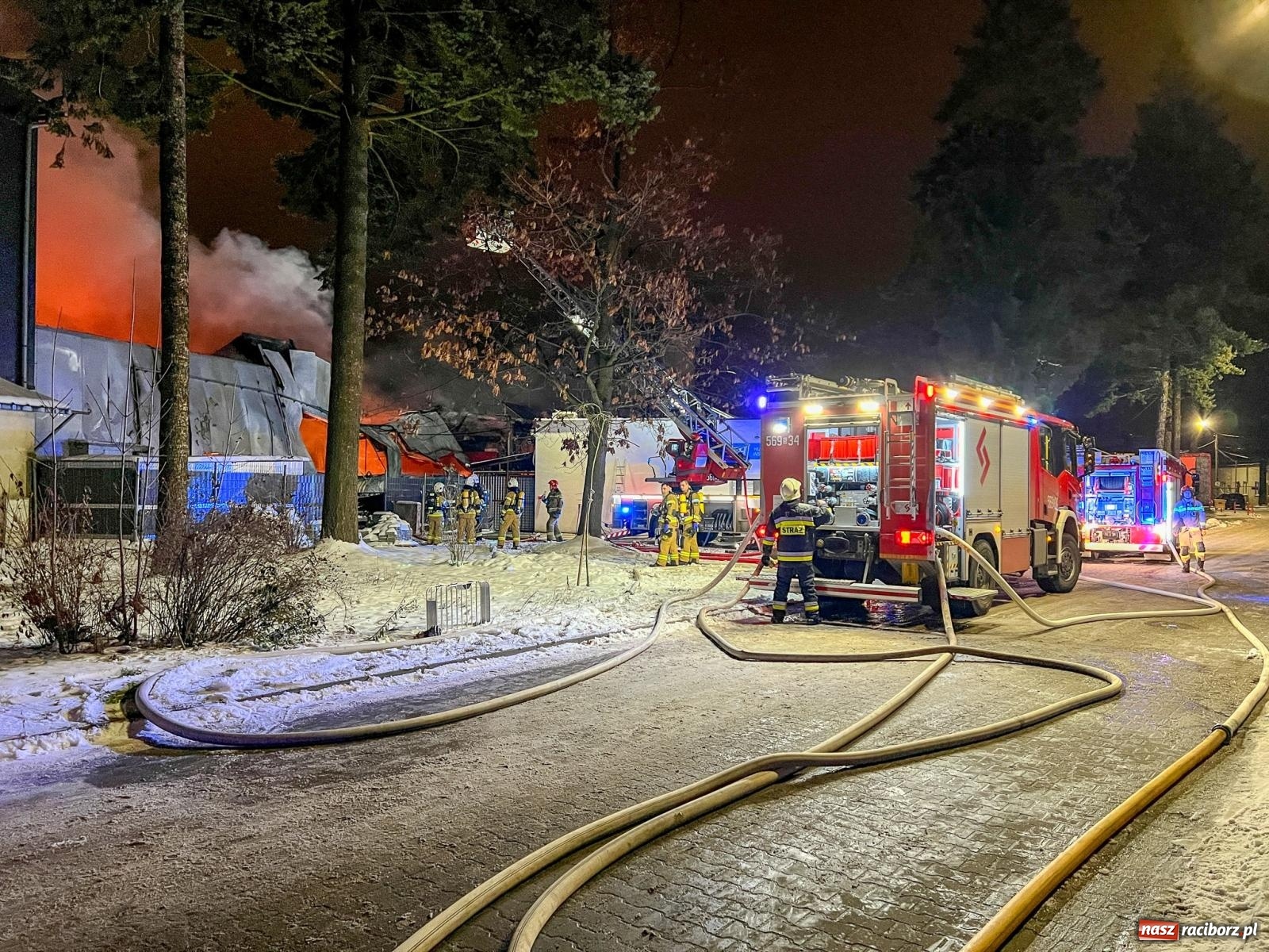 Zdjęcie w galerii na portalu naszraciborz.pl: W nocy spłonęła hala przy Łąkowej. Straty liczone w milionach [FOTO i WIDEO] wiadomości z regionu