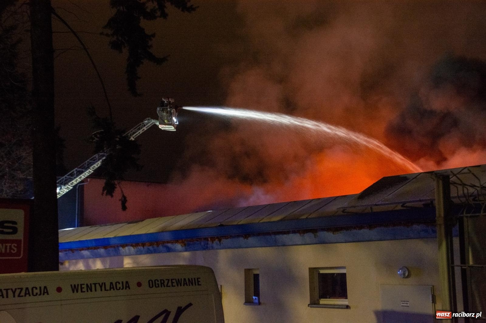Zdjęcie w galerii na portalu naszraciborz.pl: W nocy spłonęła hala przy Łąkowej. Straty liczone w milionach [FOTO i WIDEO] wiadomości z regionu