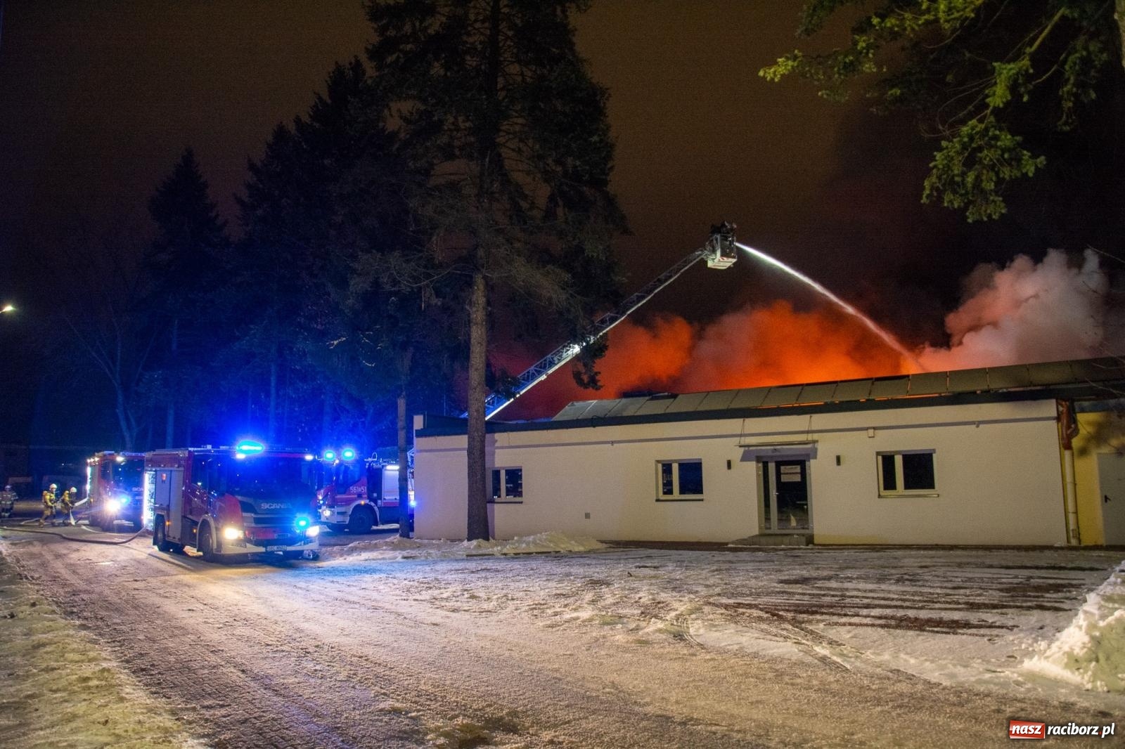 Zdjęcie w galerii na portalu naszraciborz.pl: W nocy spłonęła hala przy Łąkowej. Straty liczone w milionach [FOTO i WIDEO] wiadomości z regionu