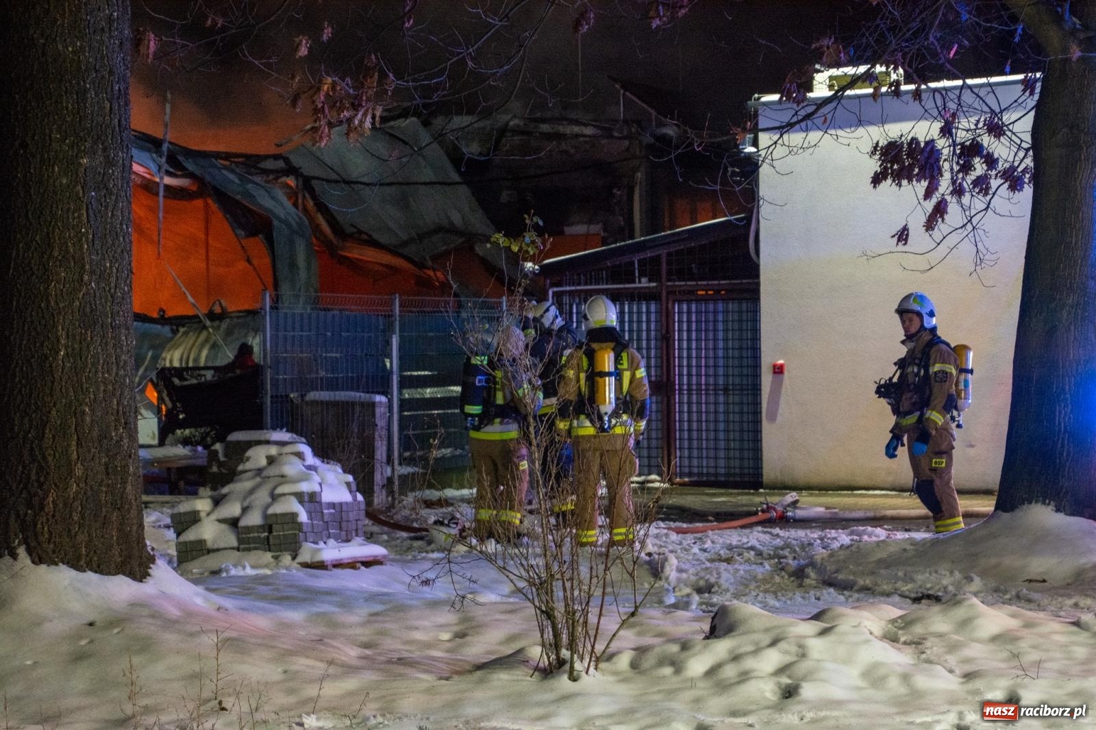 Zdjęcie w galerii na portalu naszraciborz.pl: W nocy spłonęła hala przy Łąkowej. Straty liczone w milionach [FOTO i WIDEO] wiadomości z regionu