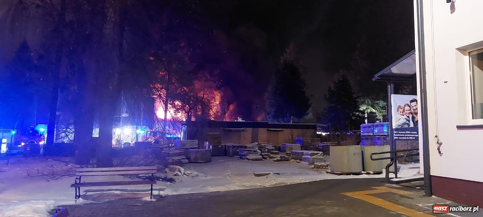Zdjęcie w galerii na portalu naszraciborz.pl: W nocy spłonęła hala przy Łąkowej. Straty liczone w milionach [FOTO i WIDEO] wiadomości z regionu