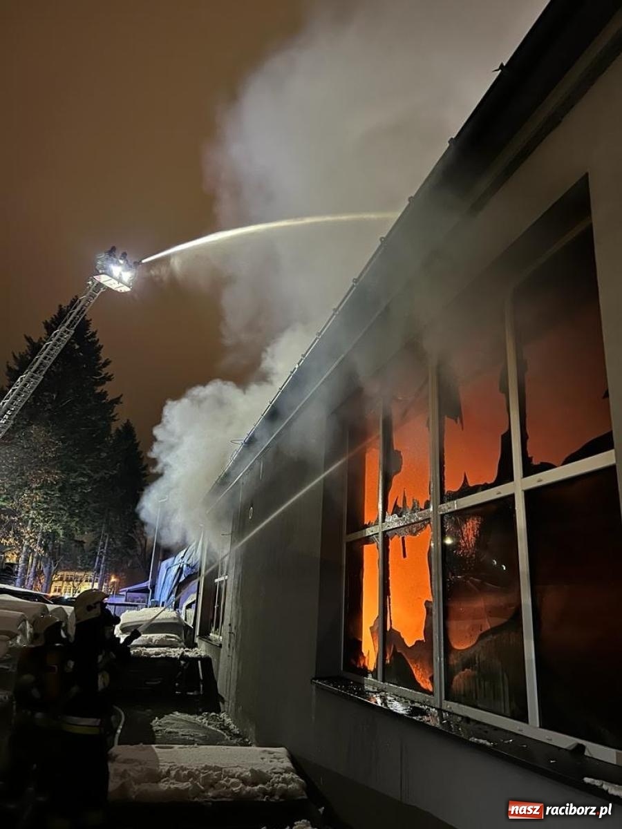 Zdjęcie w galerii na portalu naszraciborz.pl: W nocy spłonęła hala przy Łąkowej. Straty liczone w milionach [FOTO i WIDEO] wiadomości z regionu