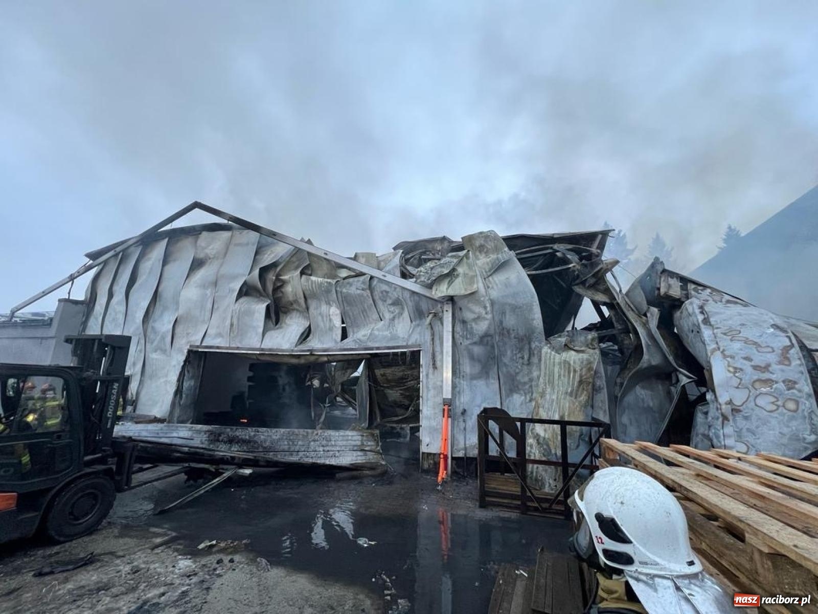 Zdjęcie w galerii na portalu naszraciborz.pl: W nocy spłonęła hala przy Łąkowej. Straty liczone w milionach [FOTO i WIDEO] wiadomości z regionu