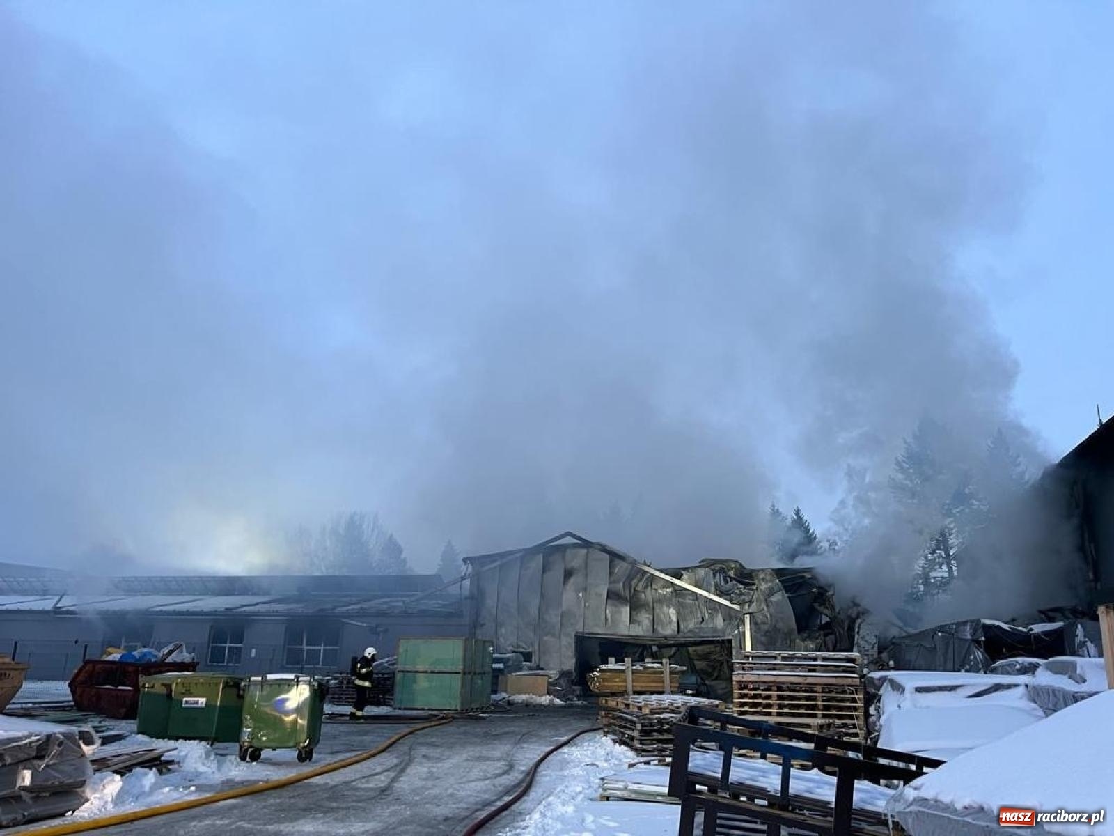 Zdjęcie w galerii na portalu naszraciborz.pl: W nocy spłonęła hala przy Łąkowej. Straty liczone w milionach [FOTO i WIDEO] wiadomości z regionu