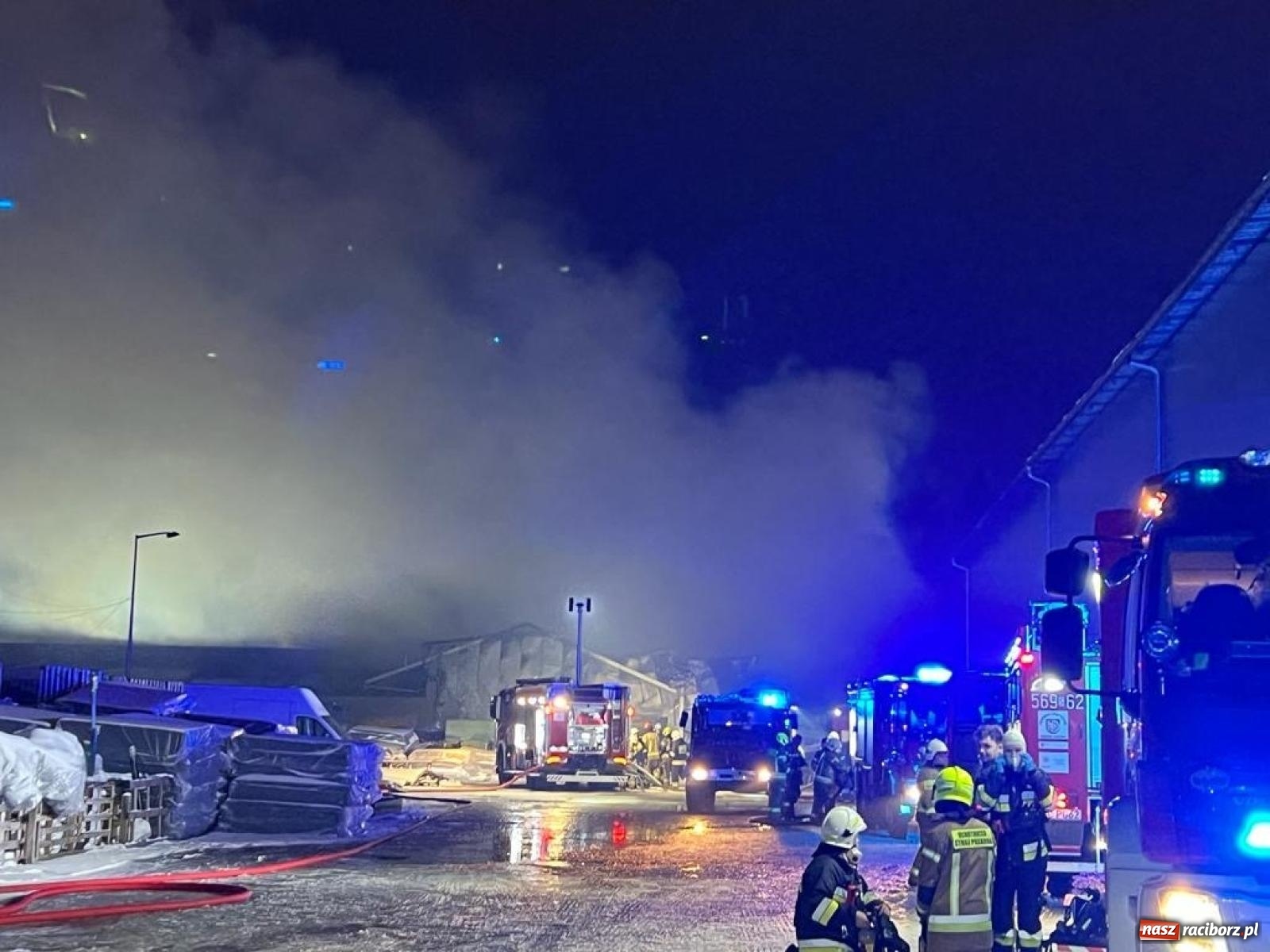 Zdjęcie w galerii na portalu naszraciborz.pl: W nocy spłonęła hala przy Łąkowej. Straty liczone w milionach [FOTO i WIDEO] wiadomości z regionu