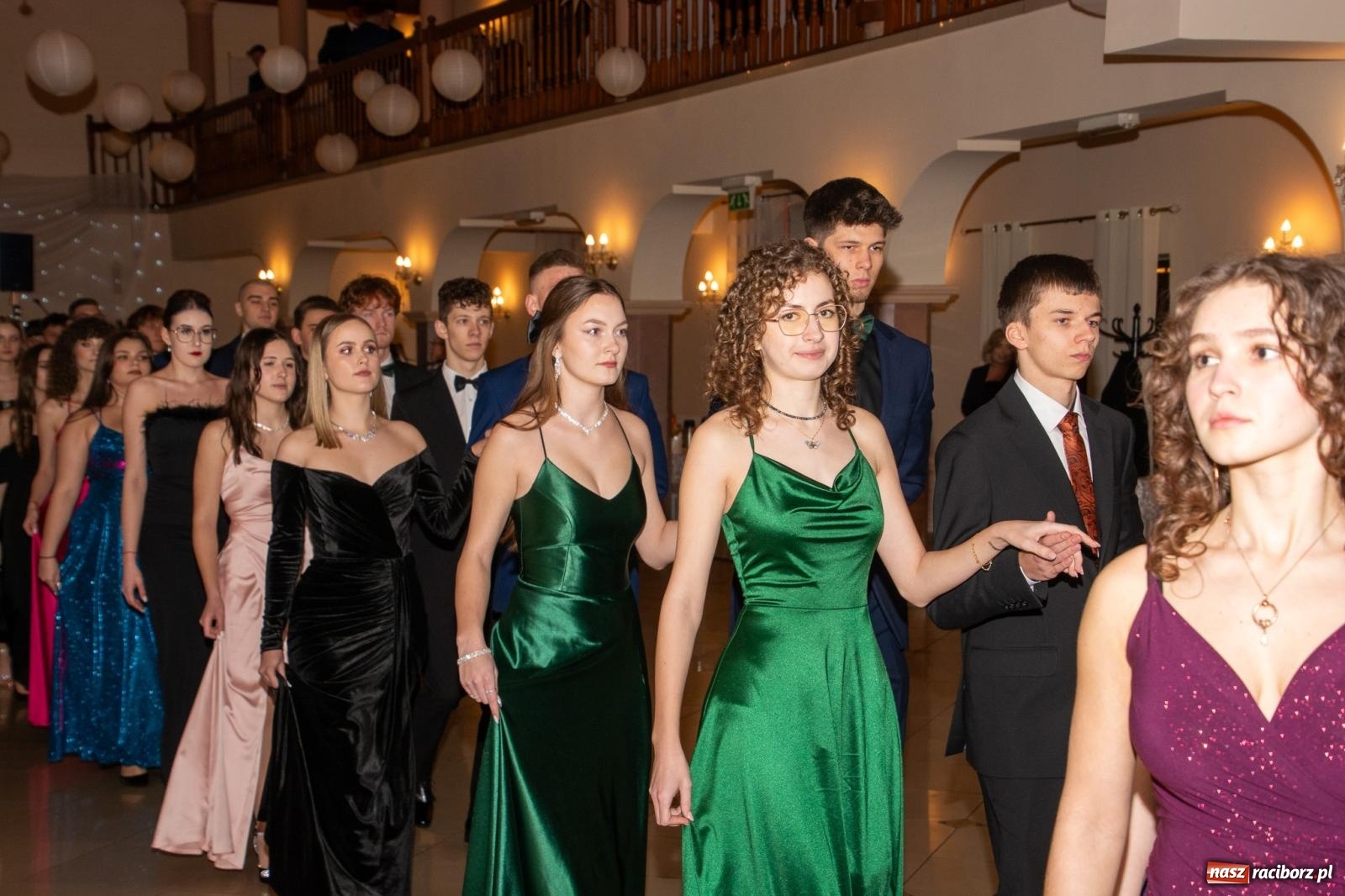 Zdjęcie w galerii na portalu naszraciborz.pl: II LO bawi się na studniówce w Rogowie [FOTO i WIDEO] wiadomości z regionu