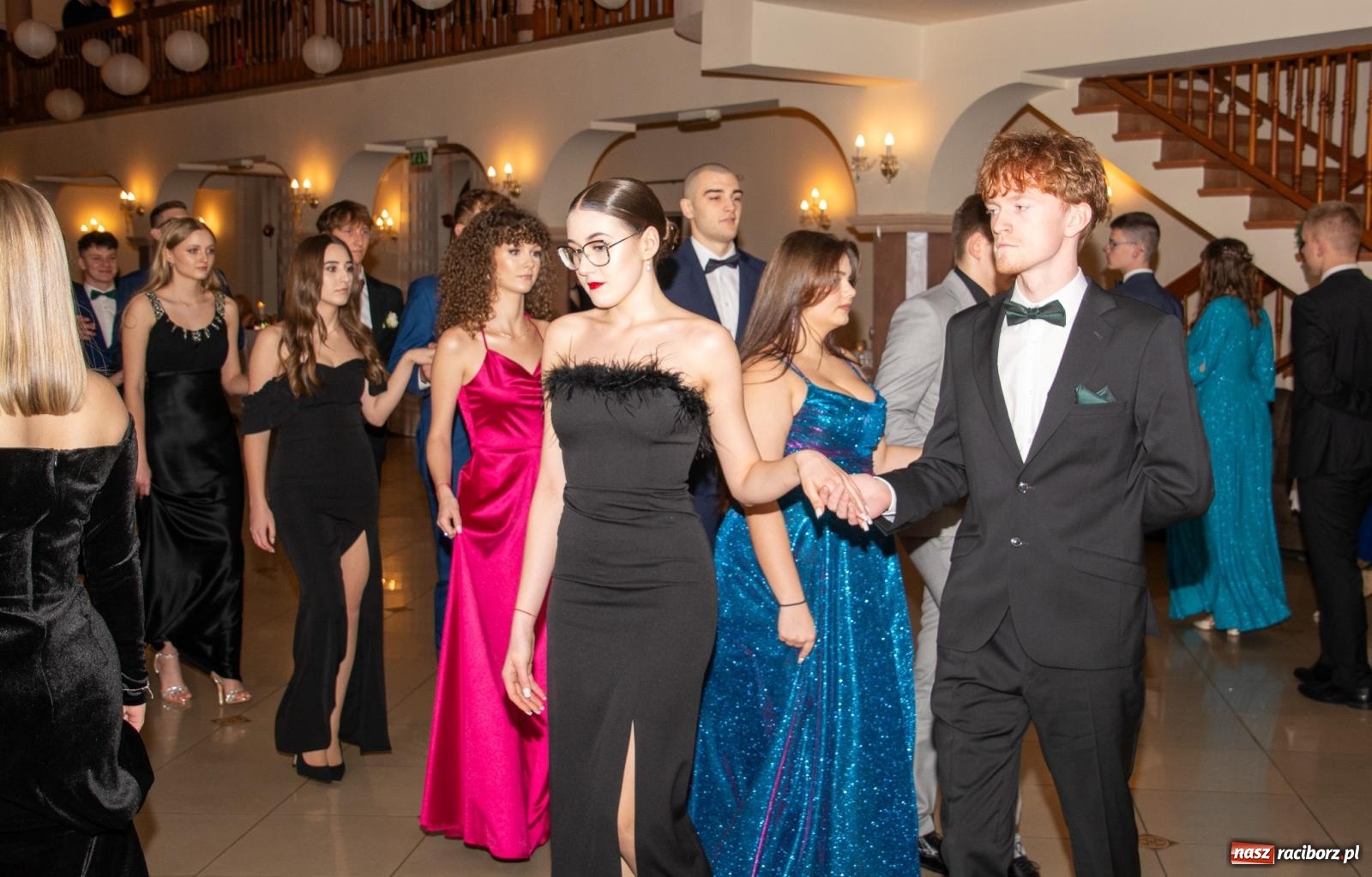 Zdjęcie w galerii na portalu naszraciborz.pl: II LO bawi się na studniówce w Rogowie [FOTO i WIDEO] wiadomości z regionu