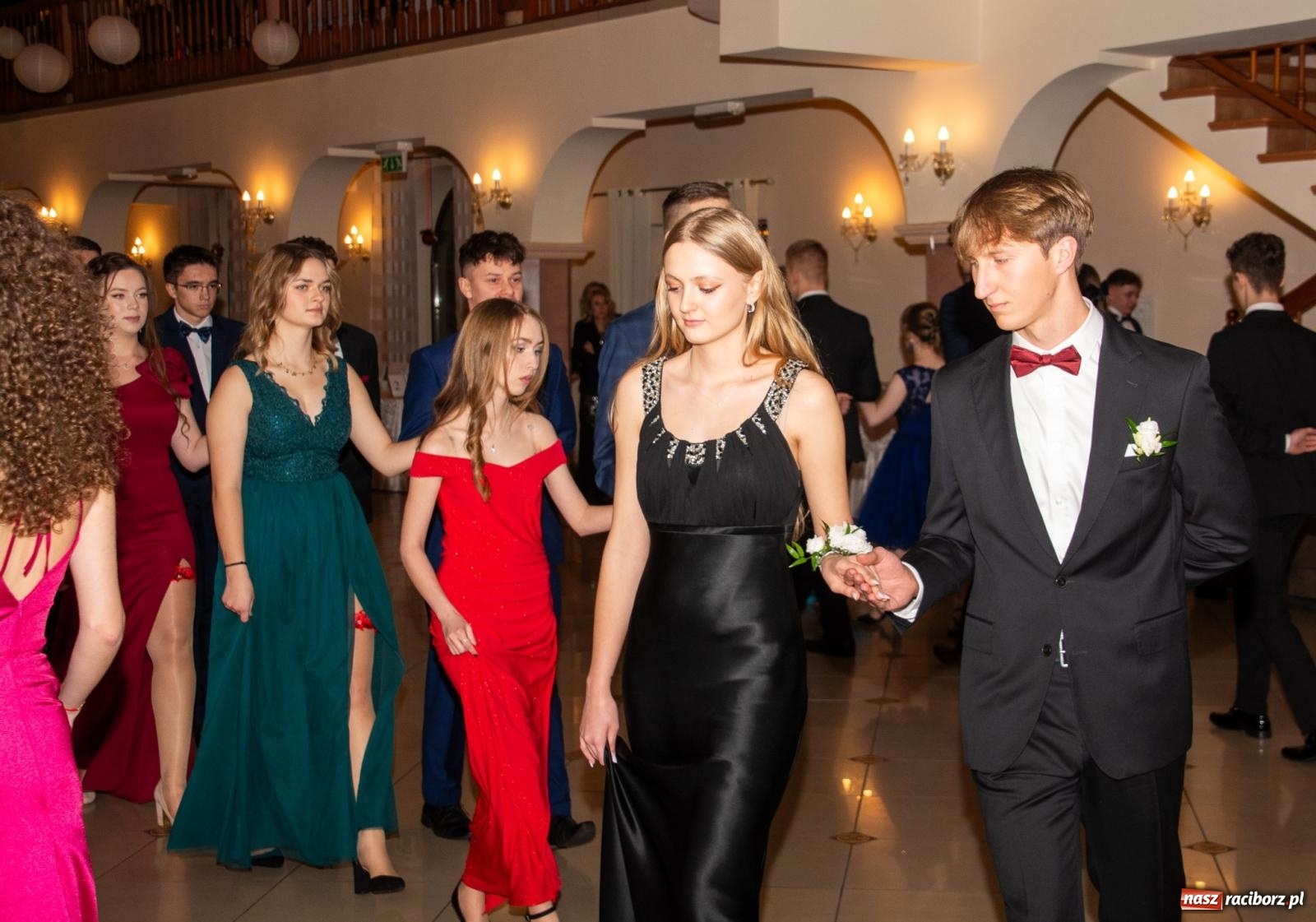 Zdjęcie w galerii na portalu naszraciborz.pl: II LO bawi się na studniówce w Rogowie [FOTO i WIDEO] wiadomości z regionu