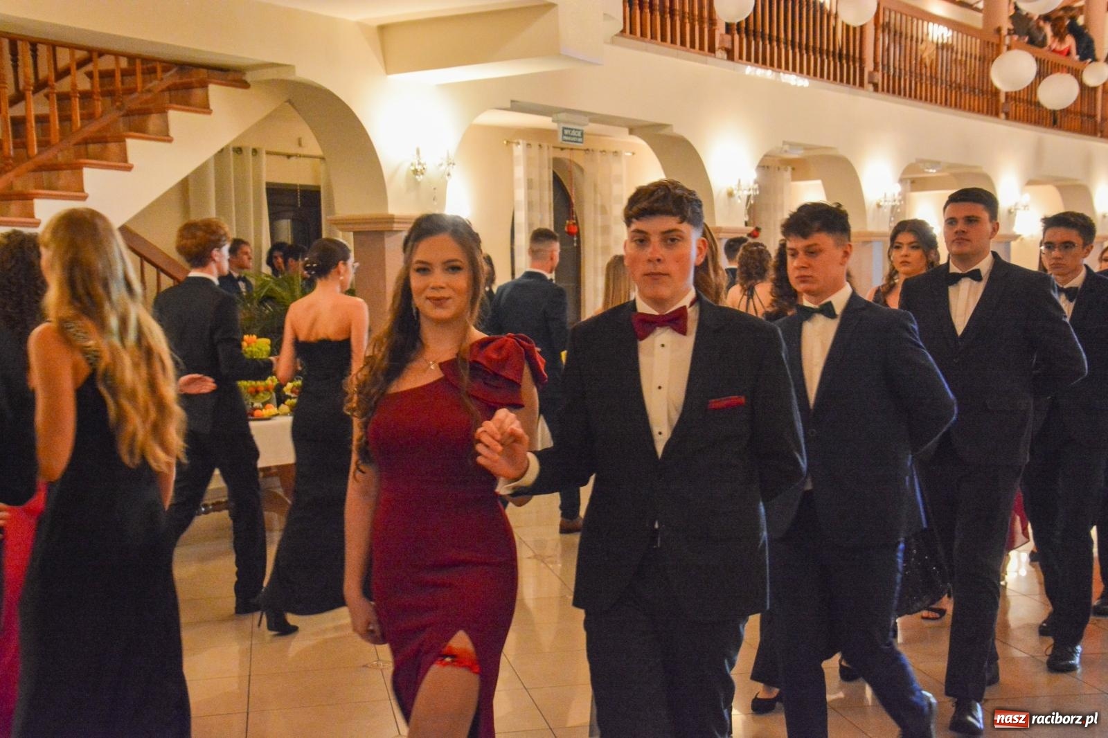 Zdjęcie w galerii na portalu naszraciborz.pl: II LO bawi się na studniówce w Rogowie [FOTO i WIDEO] wiadomości z regionu