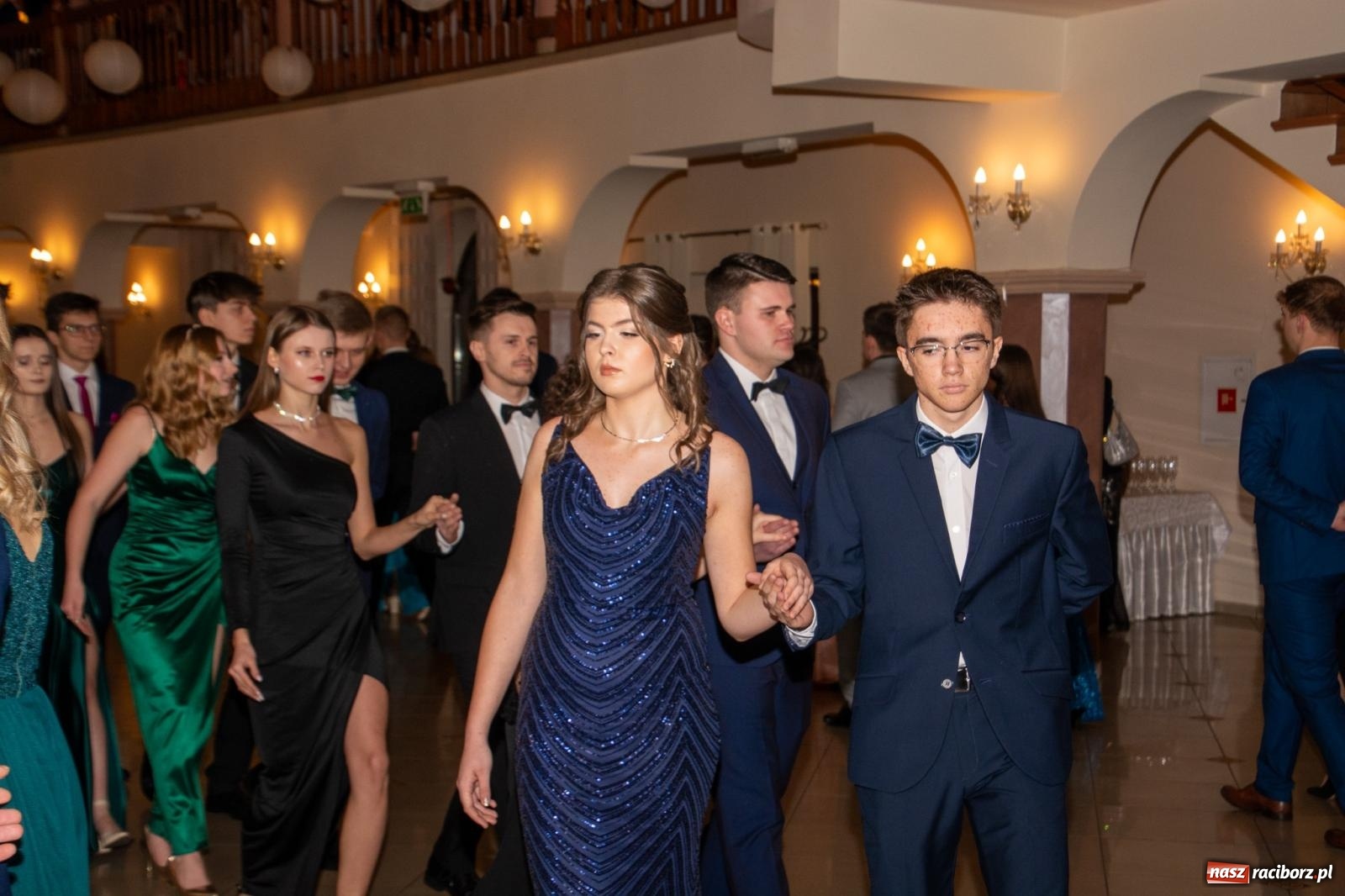 Zdjęcie w galerii na portalu naszraciborz.pl: II LO bawi się na studniówce w Rogowie [FOTO i WIDEO] wiadomości z regionu