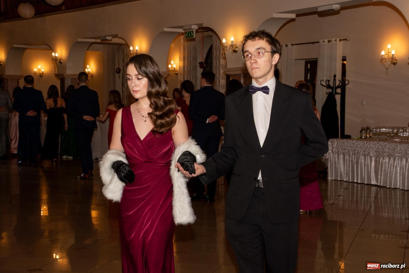 Zdjęcie w galerii na portalu naszraciborz.pl: II LO bawi się na studniówce w Rogowie [FOTO i WIDEO] wiadomości z regionu