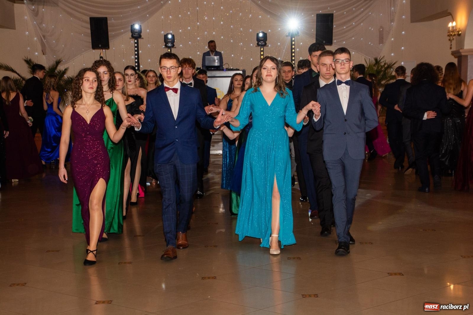 Zdjęcie w galerii na portalu naszraciborz.pl: II LO bawi się na studniówce w Rogowie [FOTO i WIDEO] wiadomości z regionu