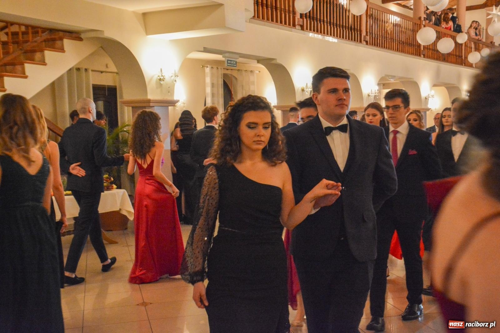 Zdjęcie w galerii na portalu naszraciborz.pl: II LO bawi się na studniówce w Rogowie [FOTO i WIDEO] wiadomości z regionu