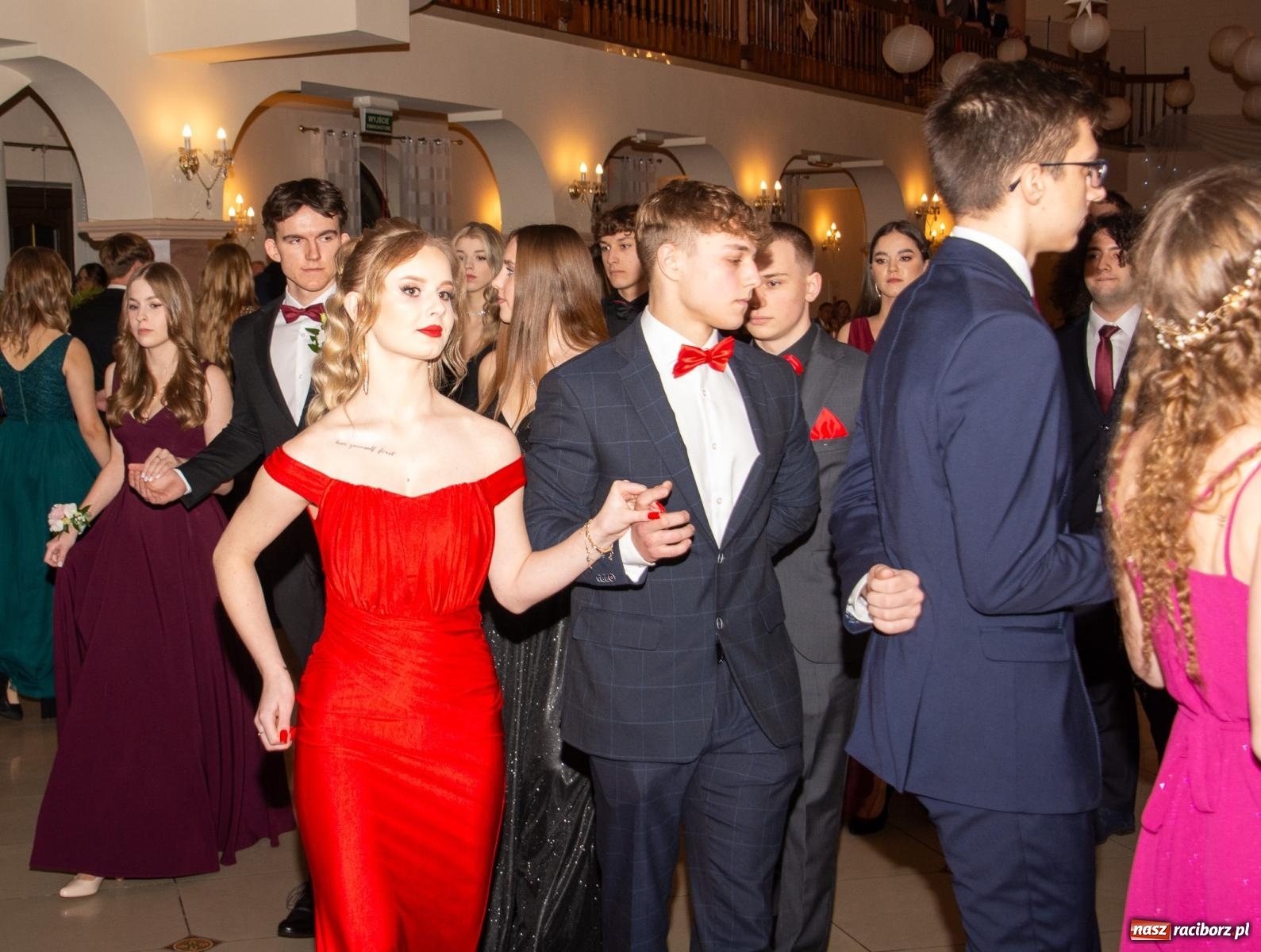 Zdjęcie w galerii na portalu naszraciborz.pl: II LO bawi się na studniówce w Rogowie [FOTO i WIDEO] wiadomości z regionu