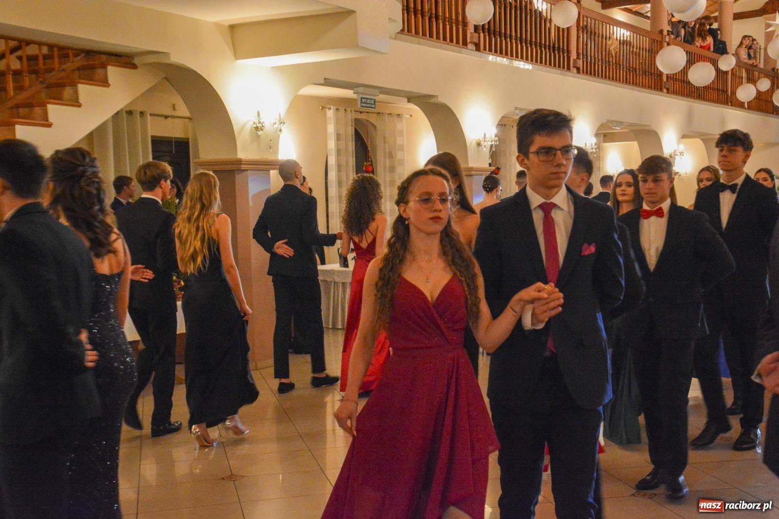 Zdjęcie w galerii na portalu naszraciborz.pl: II LO bawi się na studniówce w Rogowie [FOTO i WIDEO] wiadomości z regionu