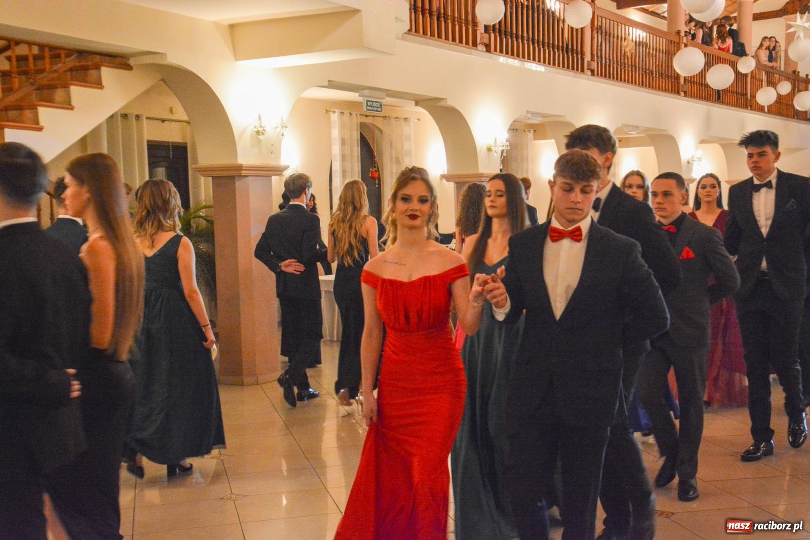 Zdjęcie w galerii na portalu naszraciborz.pl: II LO bawi się na studniówce w Rogowie [FOTO i WIDEO] wiadomości z regionu