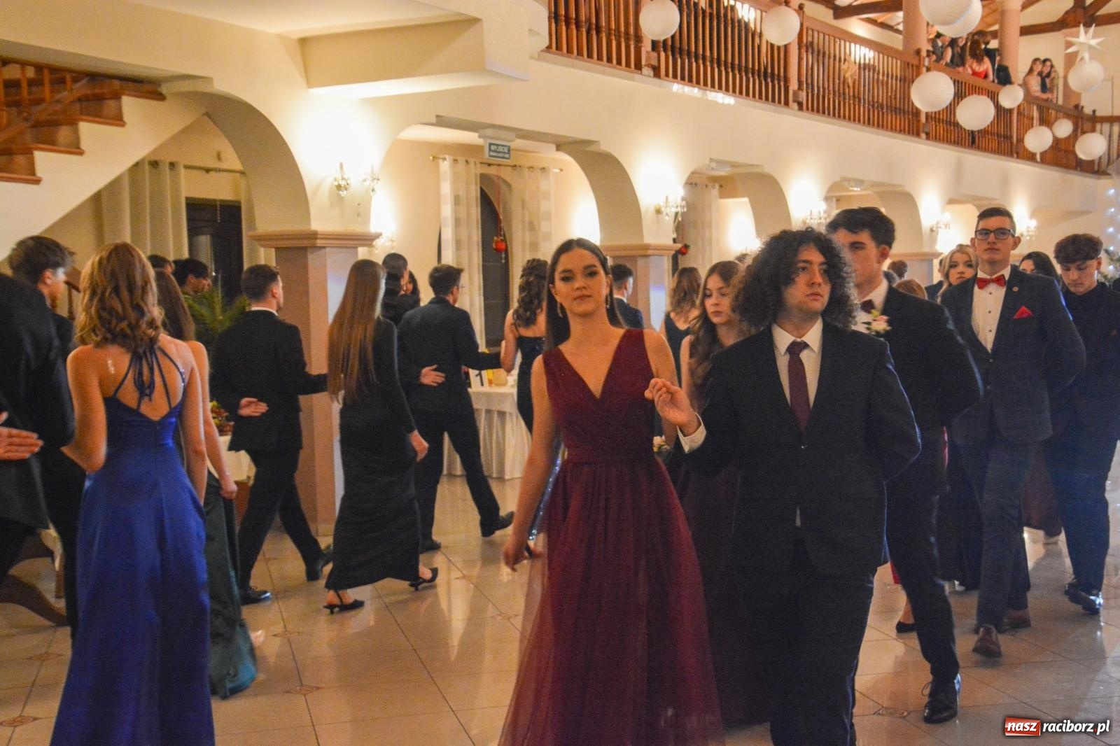 Zdjęcie w galerii na portalu naszraciborz.pl: II LO bawi się na studniówce w Rogowie [FOTO i WIDEO] wiadomości z regionu