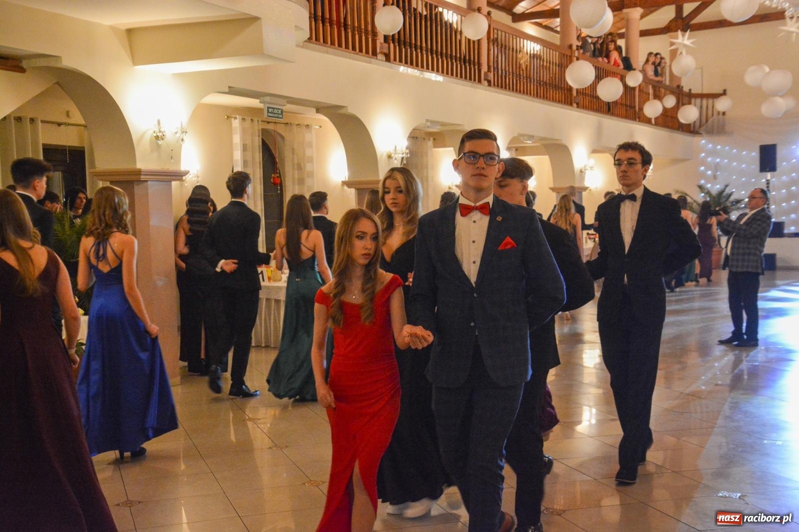 Zdjęcie w galerii na portalu naszraciborz.pl: II LO bawi się na studniówce w Rogowie [FOTO i WIDEO] wiadomości z regionu