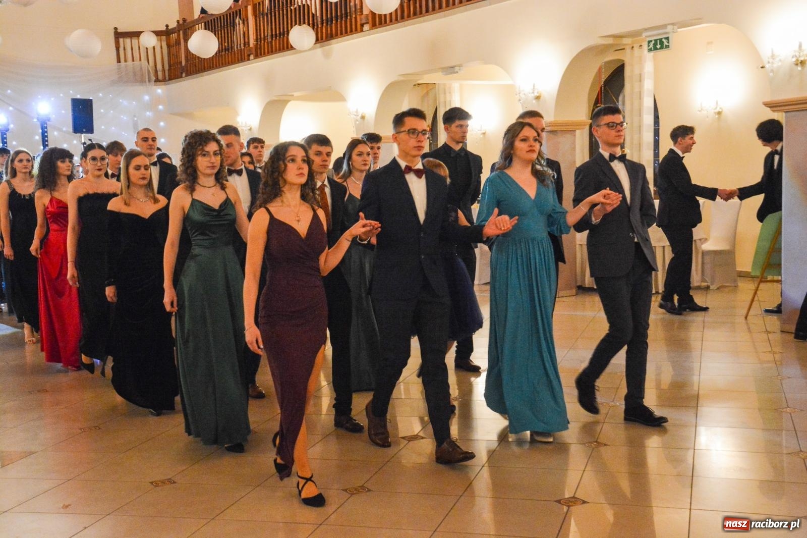 Zdjęcie w galerii na portalu naszraciborz.pl: II LO bawi się na studniówce w Rogowie [FOTO i WIDEO] wiadomości z regionu